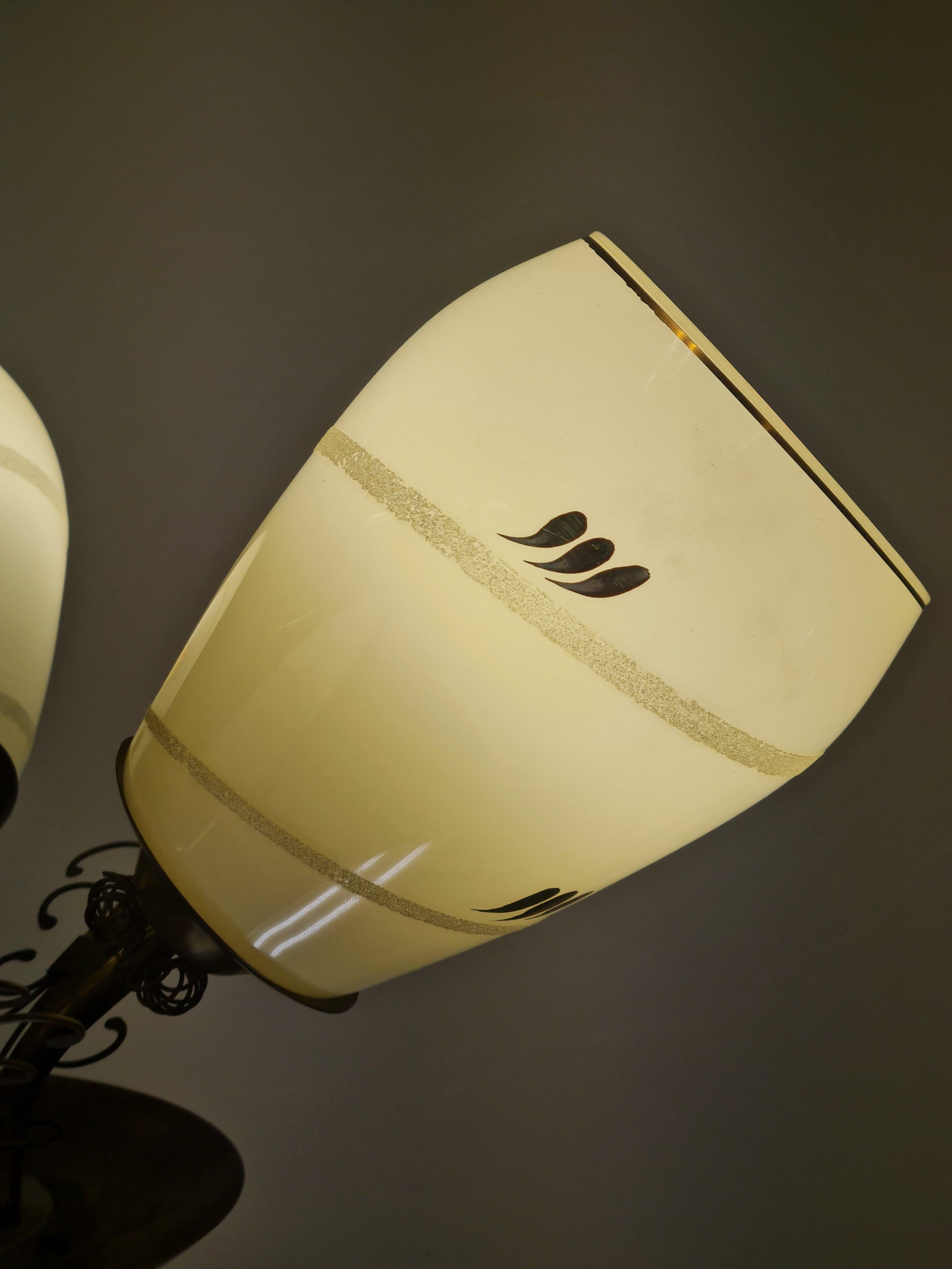 Metà XX secolo Lampada di design finlandese di metà secolo in ottone e vetro dipinto a mano, anni '50 in vendita