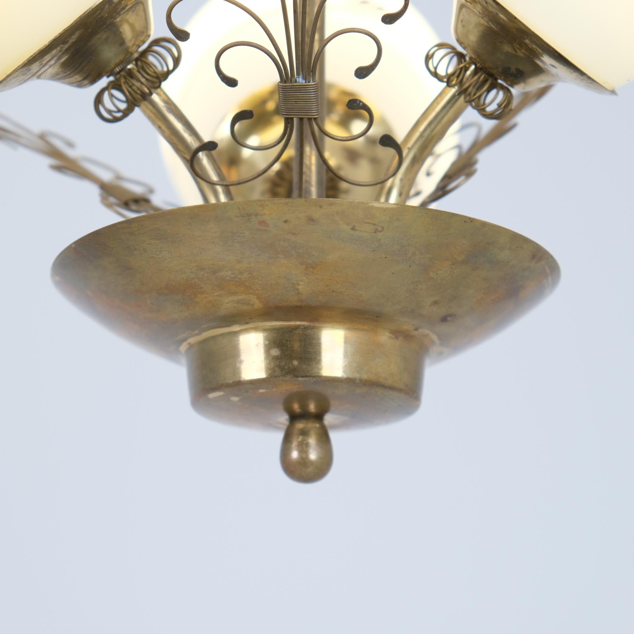 Lampada di design finlandese di metà secolo in ottone e vetro dipinto a mano, anni '50 In condizioni buone in vendita a Helsinki, FI