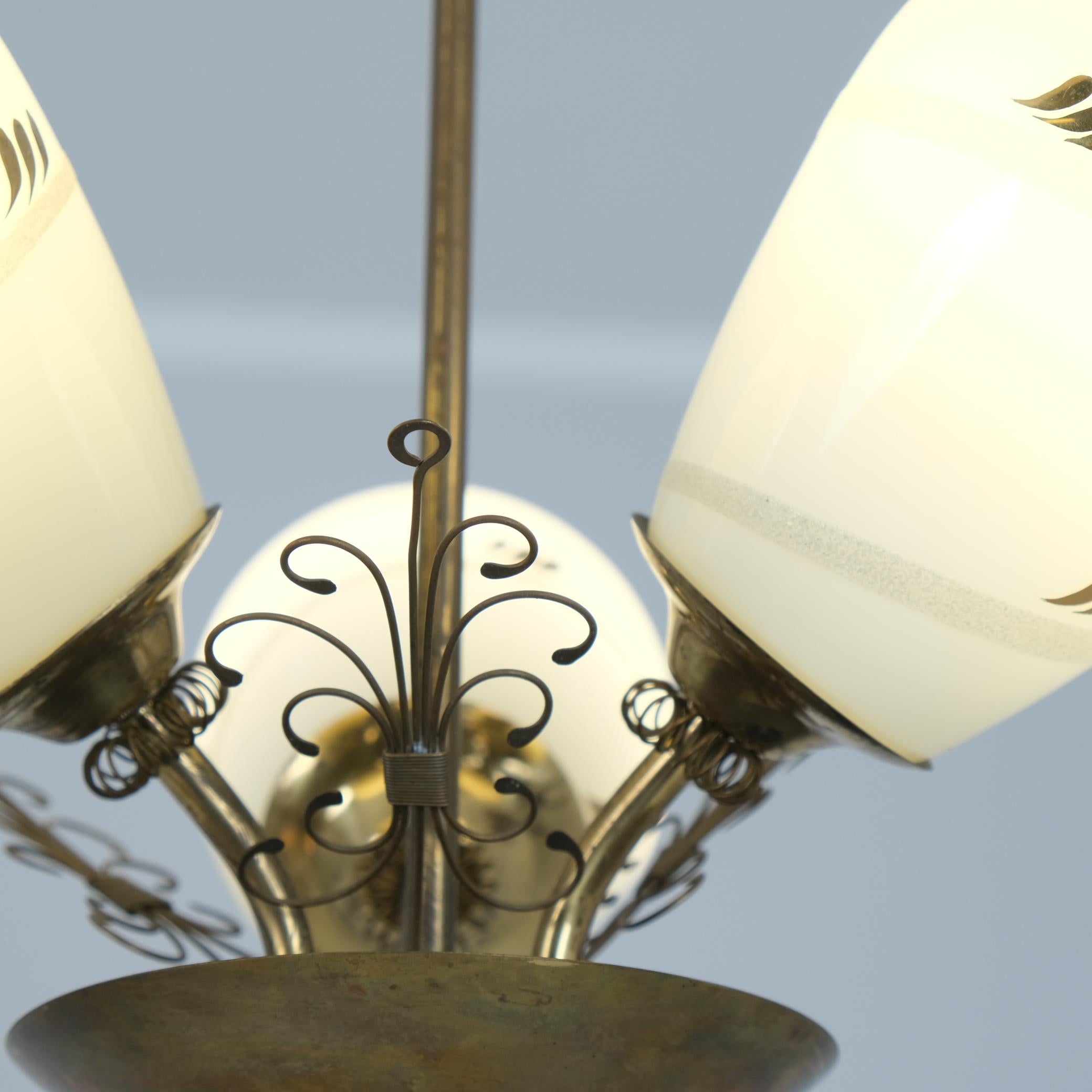 Metà XX secolo Lampada di design finlandese di metà secolo in ottone e vetro dipinto a mano, anni '50 in vendita
