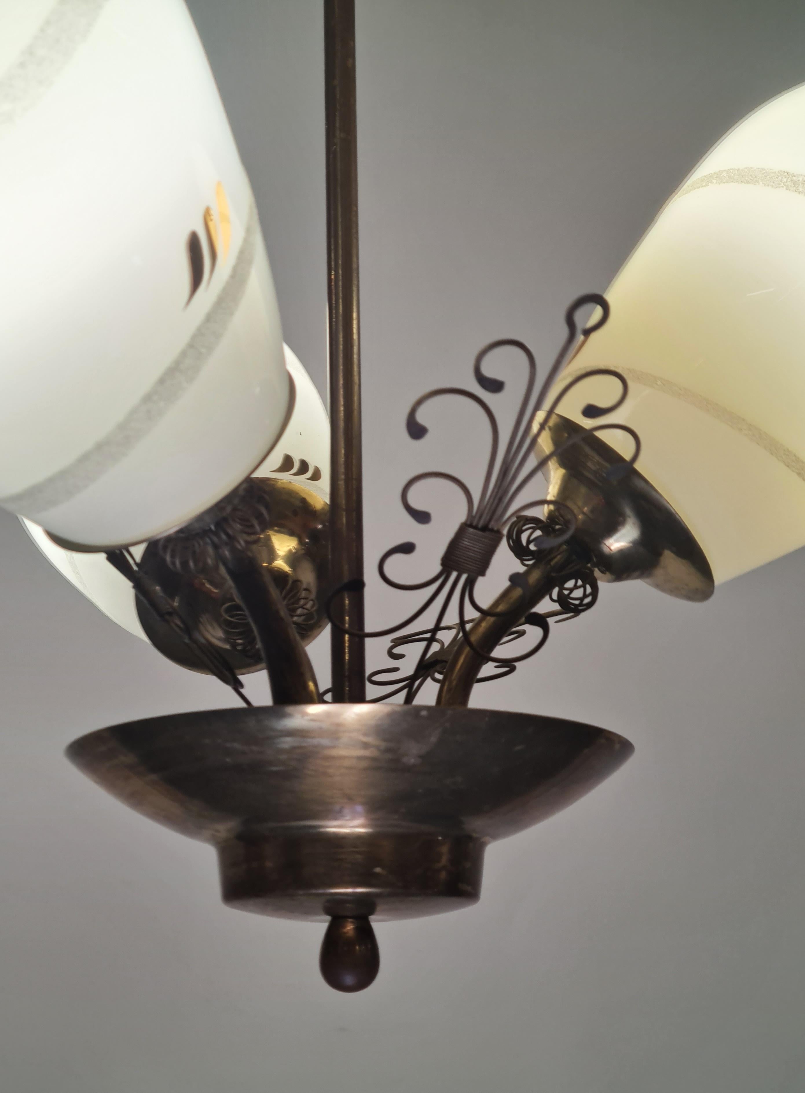 Lampada di design finlandese di metà secolo in ottone e vetro dipinto a mano, anni '50 in vendita 1