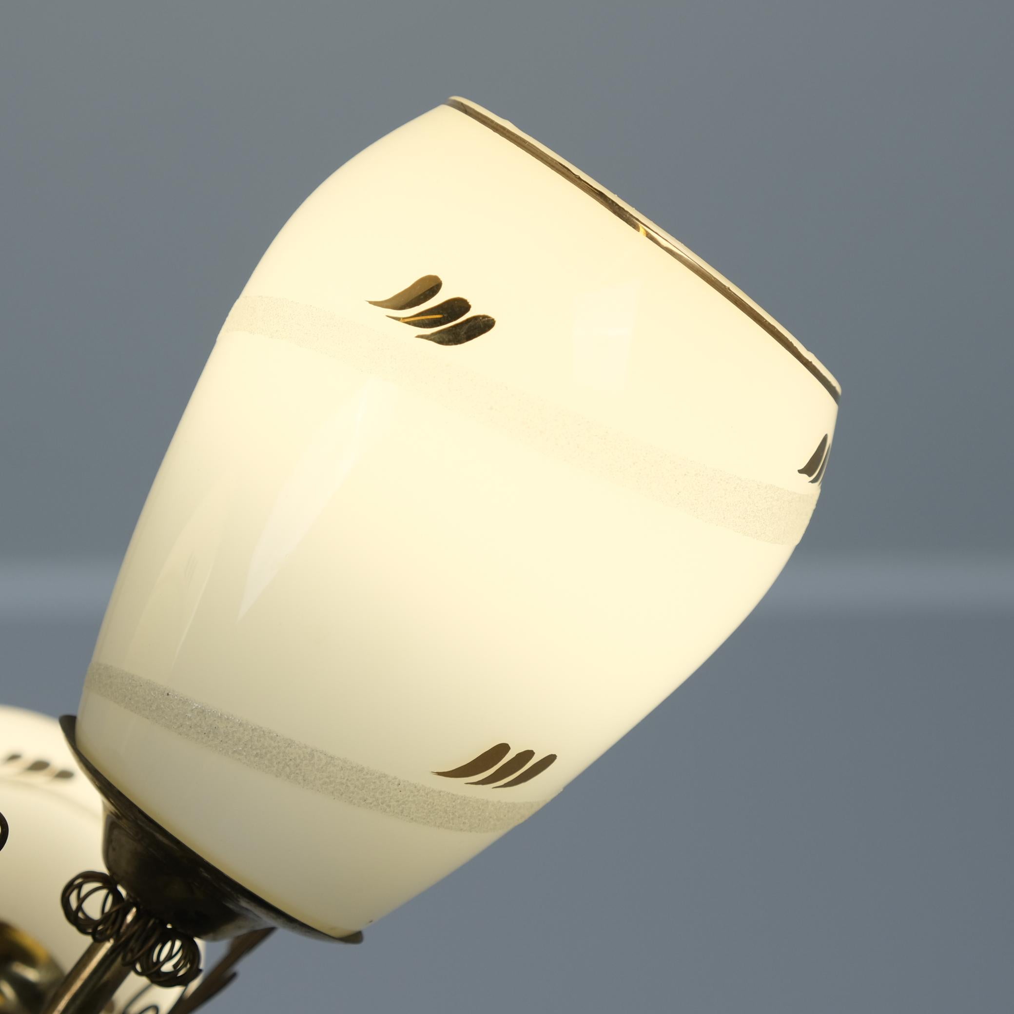 Ottone Lampada di design finlandese di metà secolo in ottone e vetro dipinto a mano, anni '50 in vendita