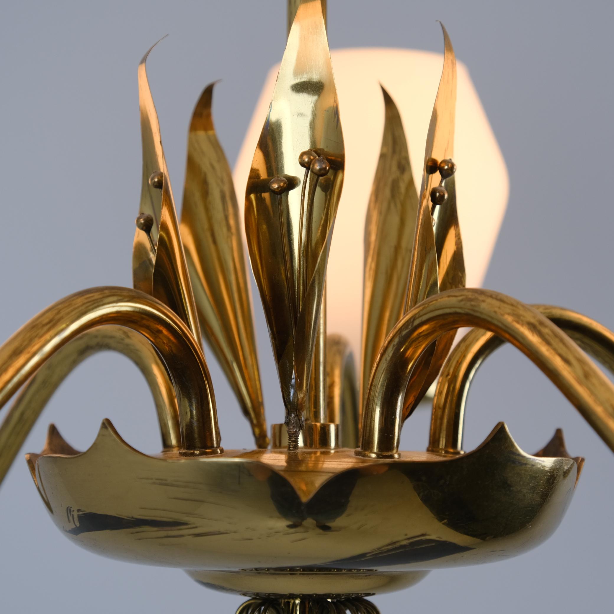 Lampada di design finlandese di metà secolo in ottone e paralumi opalini, anni '50 in vendita 1