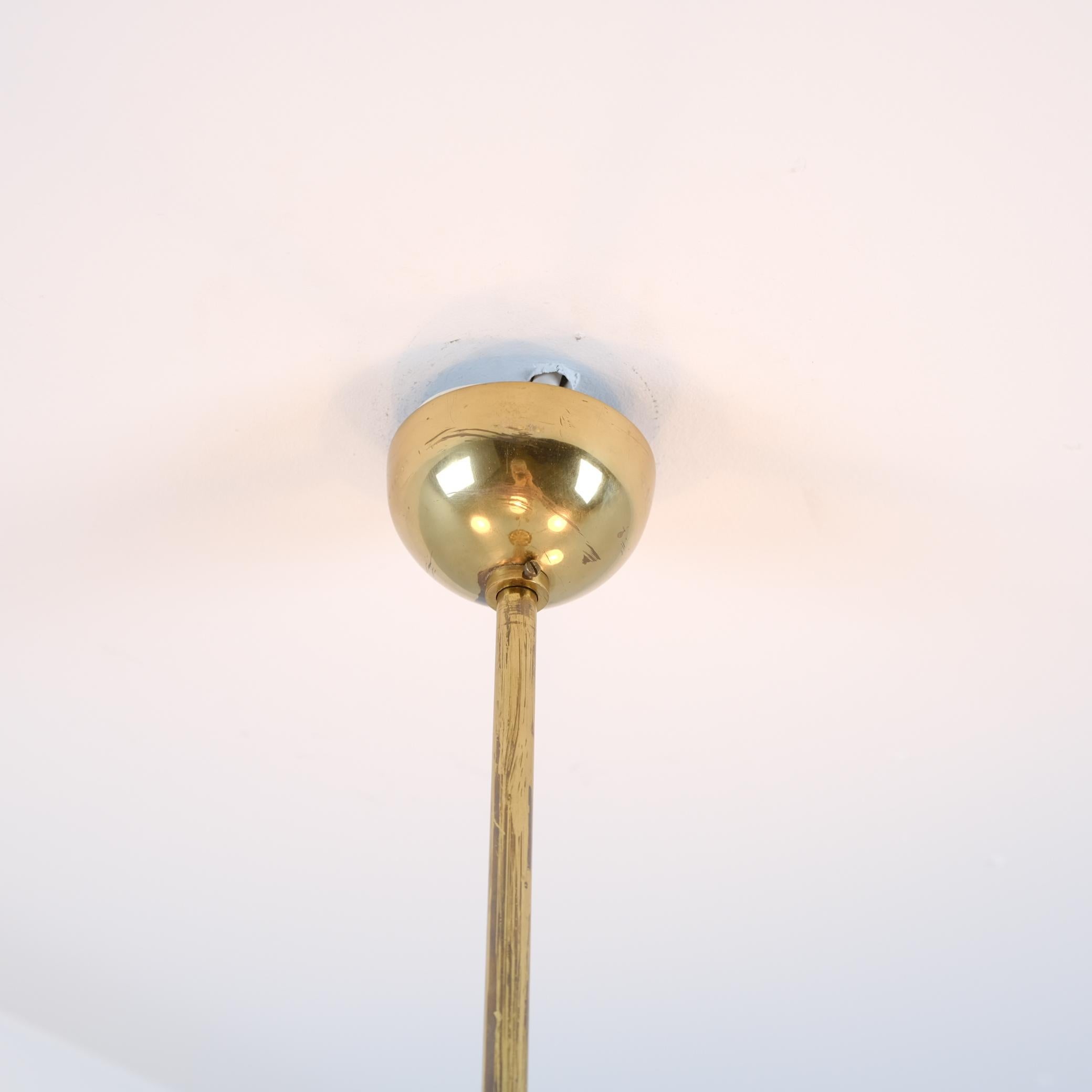 Lampada di design finlandese di metà secolo in ottone e paralumi opalini, anni '50 in vendita 2