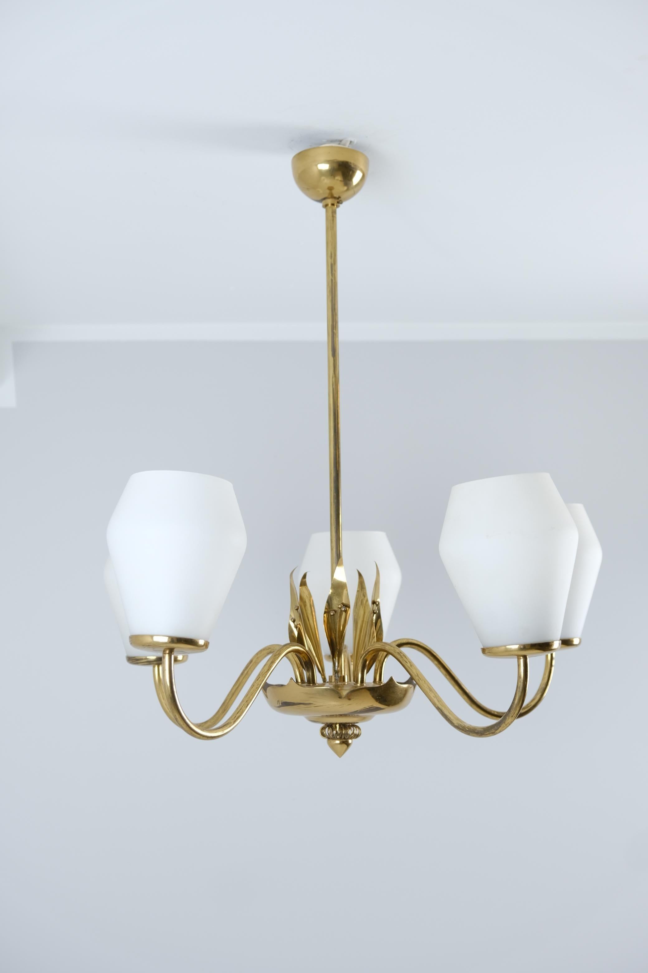 Una lampada da soffitto dal design finlandese degli anni '50 con cinque sorgenti luminose e decorazioni a forma di foglia che ricordano le decorazioni utilizzate da Paavo Tynell nei suoi progetti. La lampada è in buone condizioni originali. I cavi