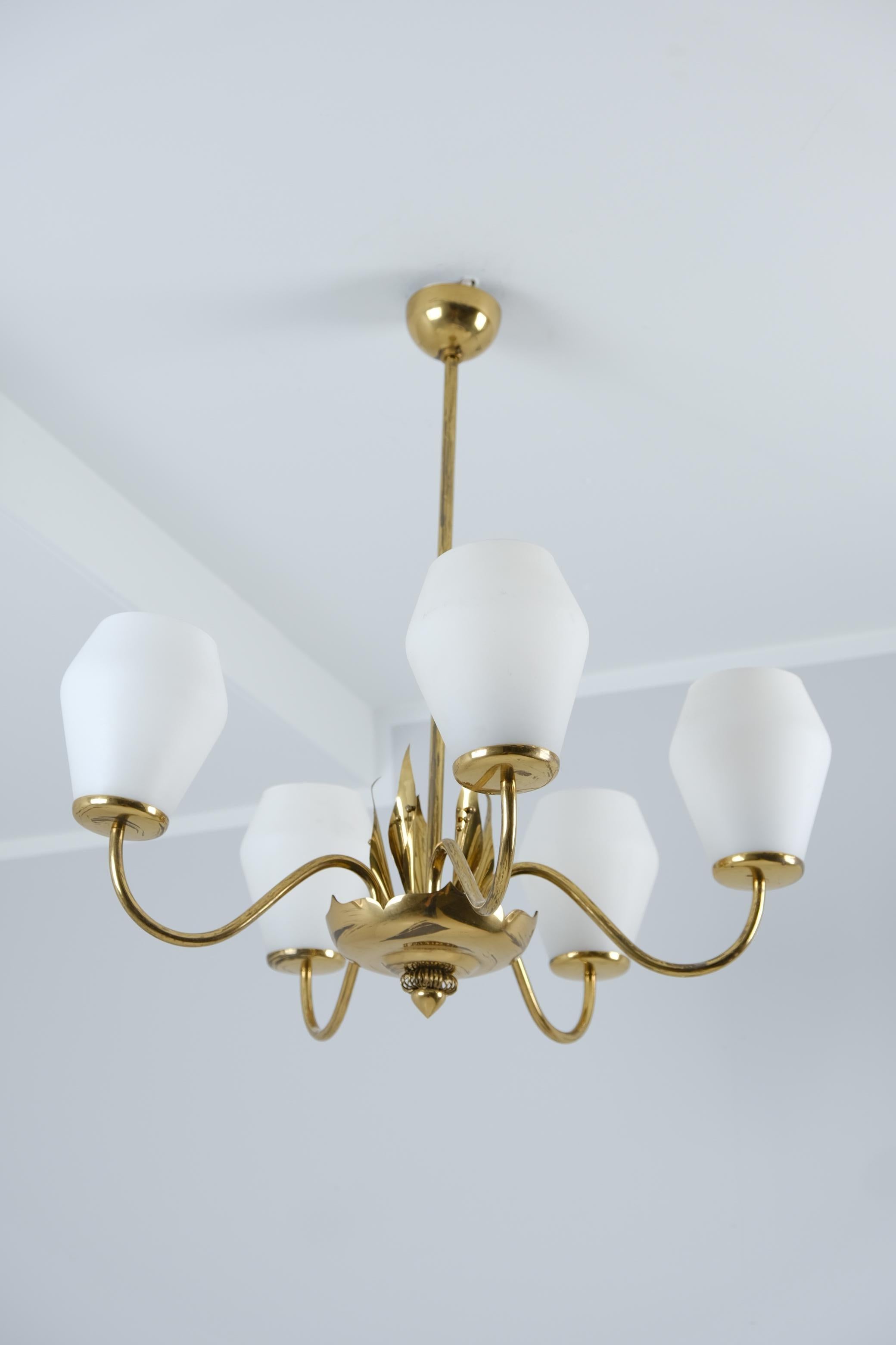 Mid-Century moderno Lampada di design finlandese di metà secolo in ottone e paralumi opalini, anni '50 in vendita