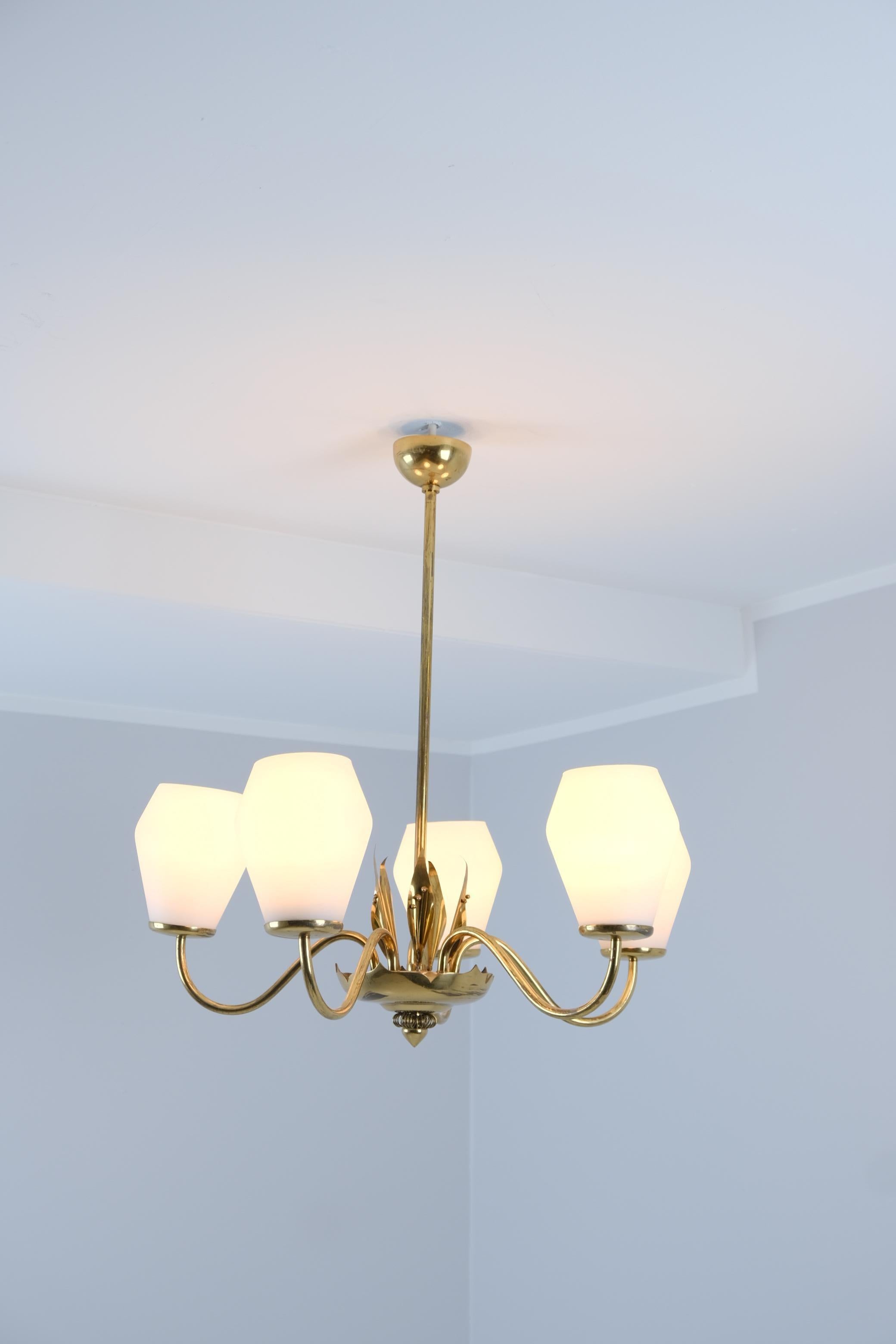 Finlandese Lampada di design finlandese di metà secolo in ottone e paralumi opalini, anni '50 in vendita