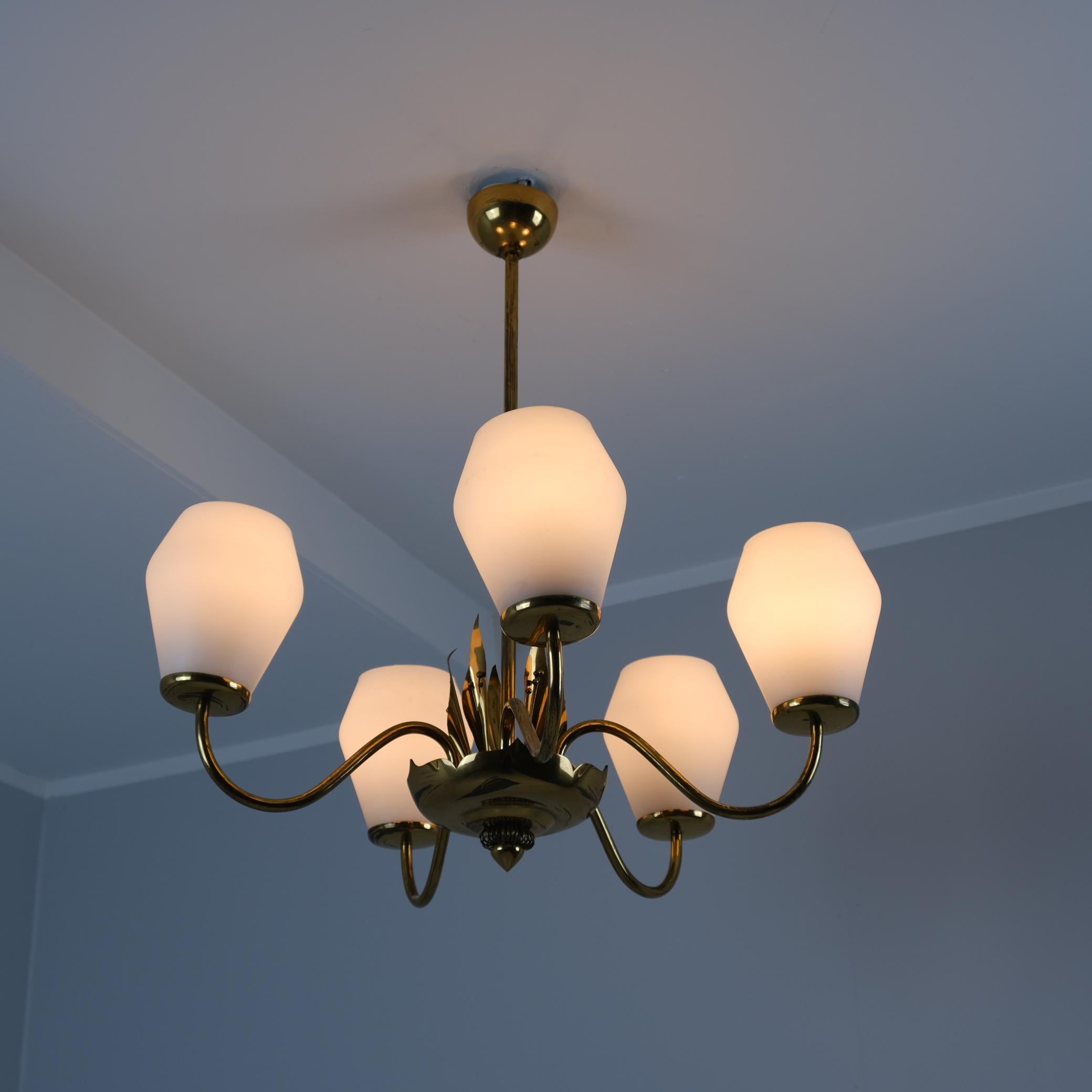 Lampada di design finlandese di metà secolo in ottone e paralumi opalini, anni '50 In condizioni buone in vendita a Helsinki, FI