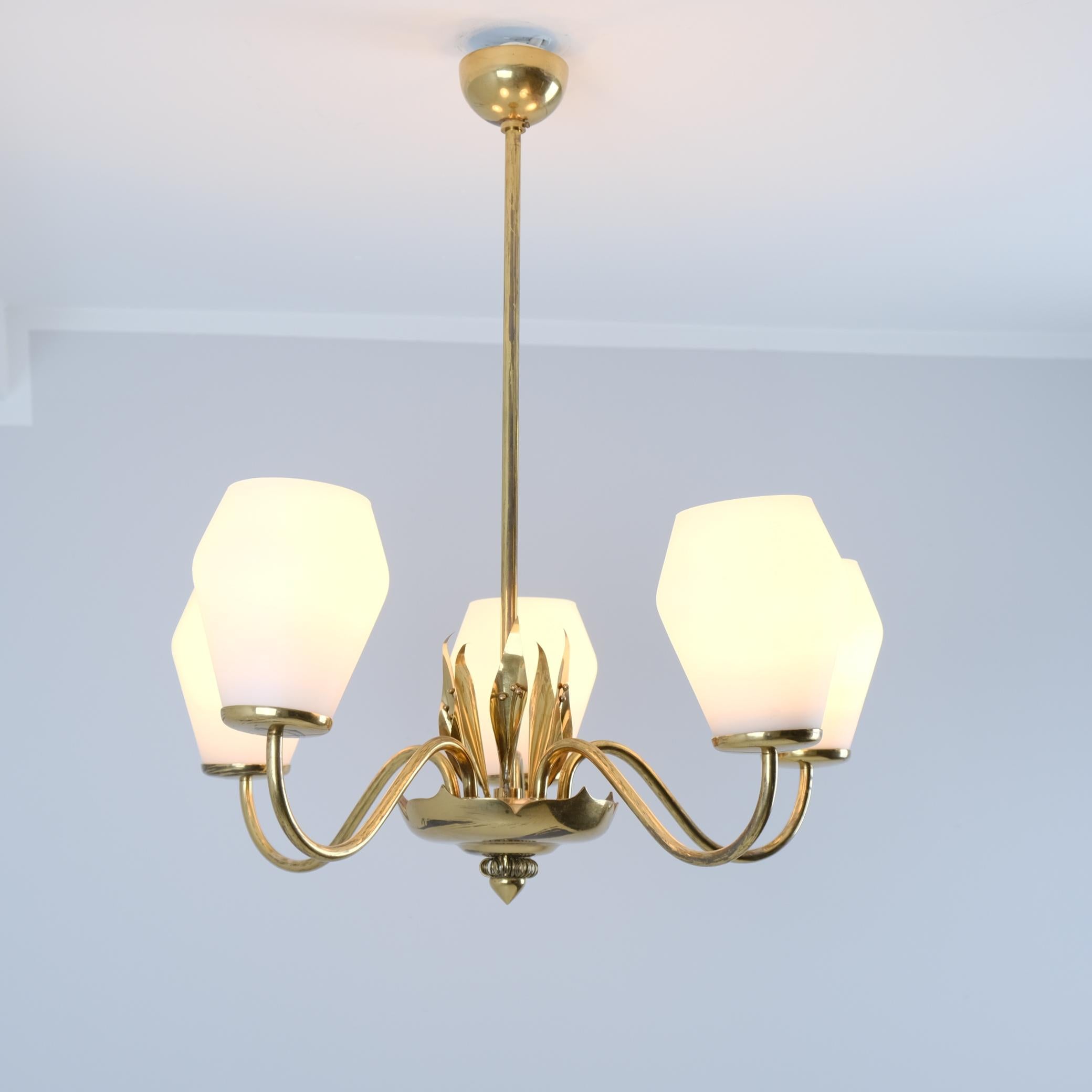 Metà XX secolo Lampada di design finlandese di metà secolo in ottone e paralumi opalini, anni '50 in vendita