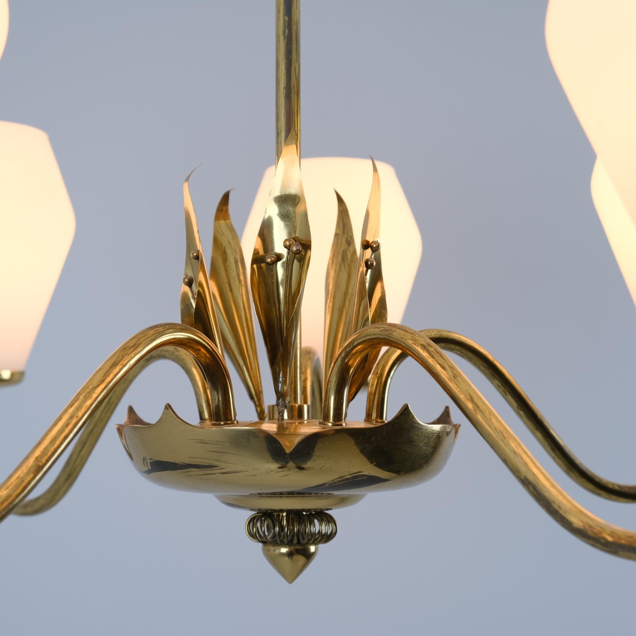 Metallo Lampada di design finlandese di metà secolo in ottone e paralumi opalini, anni '50 in vendita