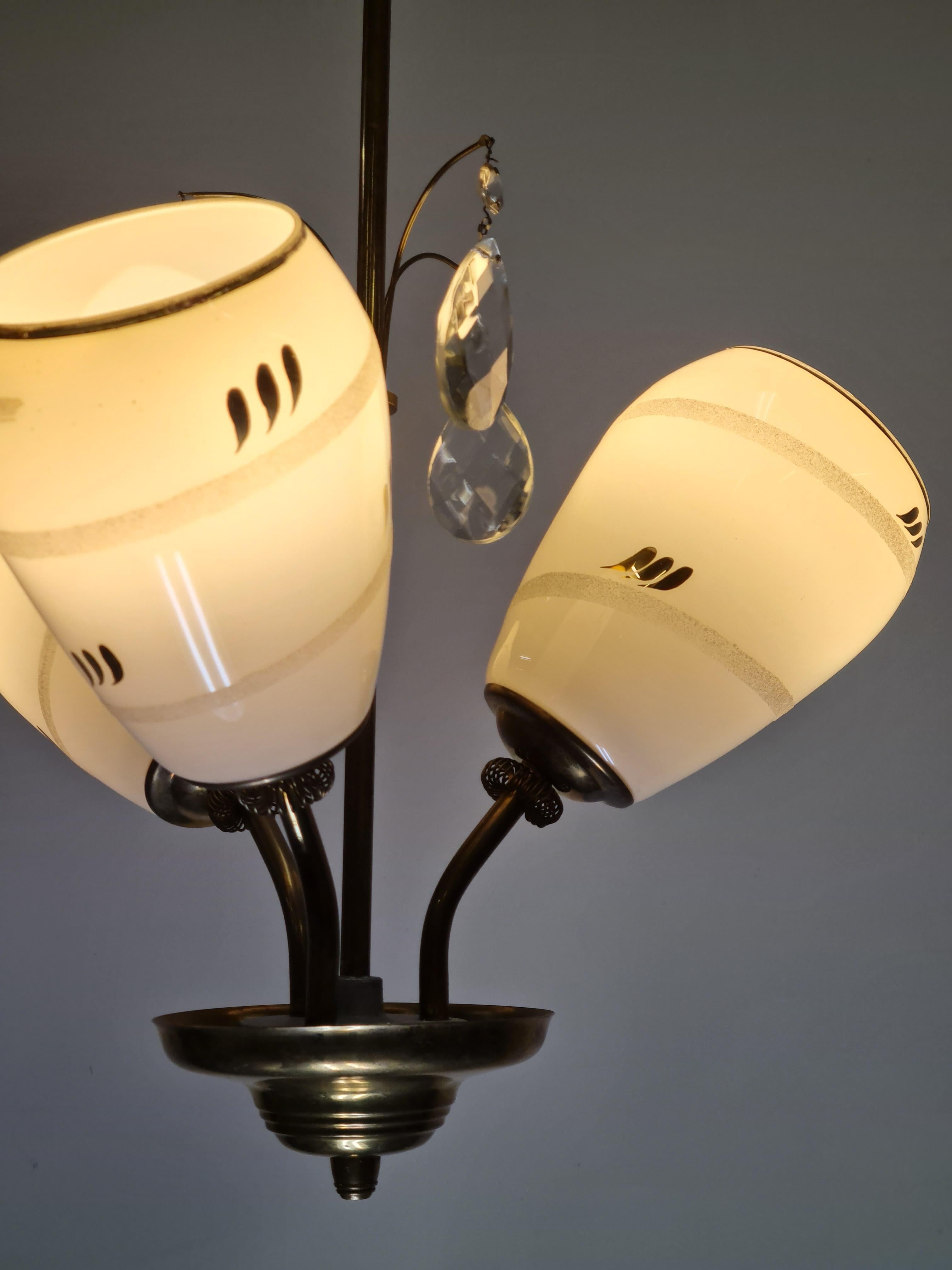 Una lampada da soffitto dal design finlandese degli anni '50. Questa lampada presenta alcune somiglianze con le lampade di Paavo Tynell. Si trattava dei cosiddetti Tynell economici, poiché non tutti potevano acquistare un Tynell, anche all'epoca. Ci