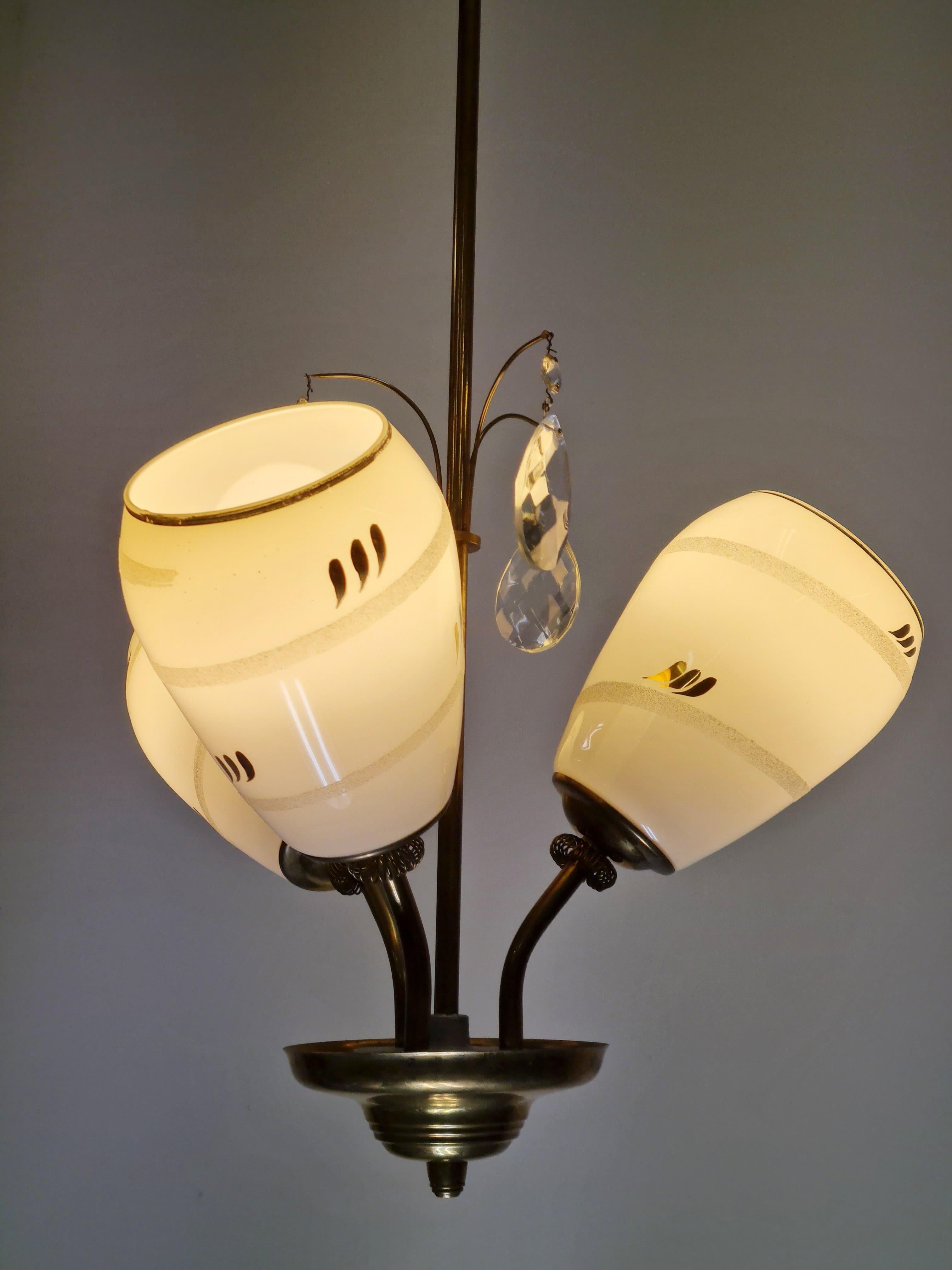 Scandinavo moderno Lampada di design finlandese di metà secolo in ottone, vetro dipinto a mano e cristalli, anni '50 in vendita