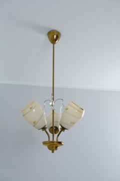 Finnische Mid-Century-Lampe im finnischen Design aus Messing, handbemaltes Glas und Kristalle, 1950er Jahre