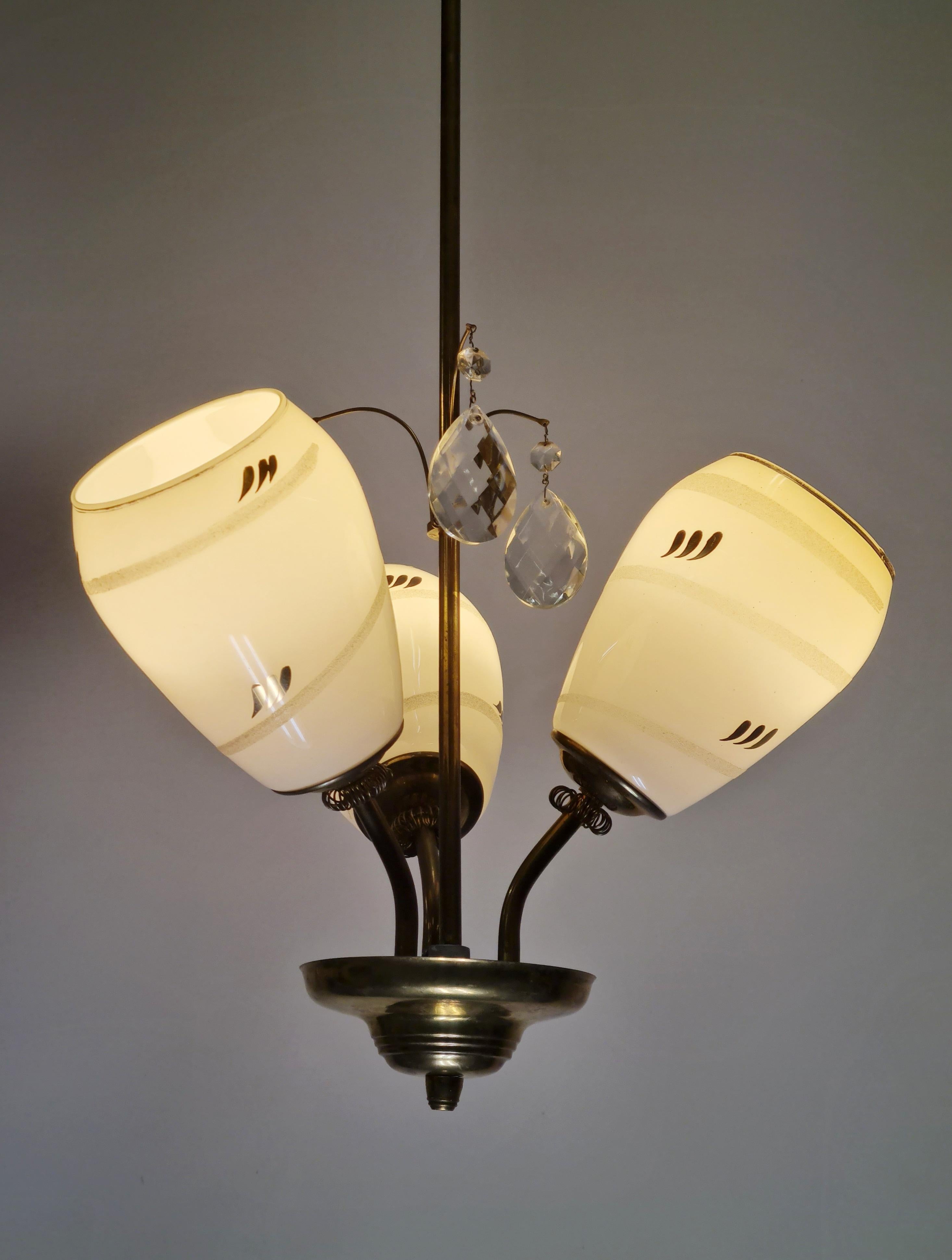 Finlandese Lampada di design finlandese di metà secolo in ottone, vetro dipinto a mano e cristalli, anni '50 in vendita