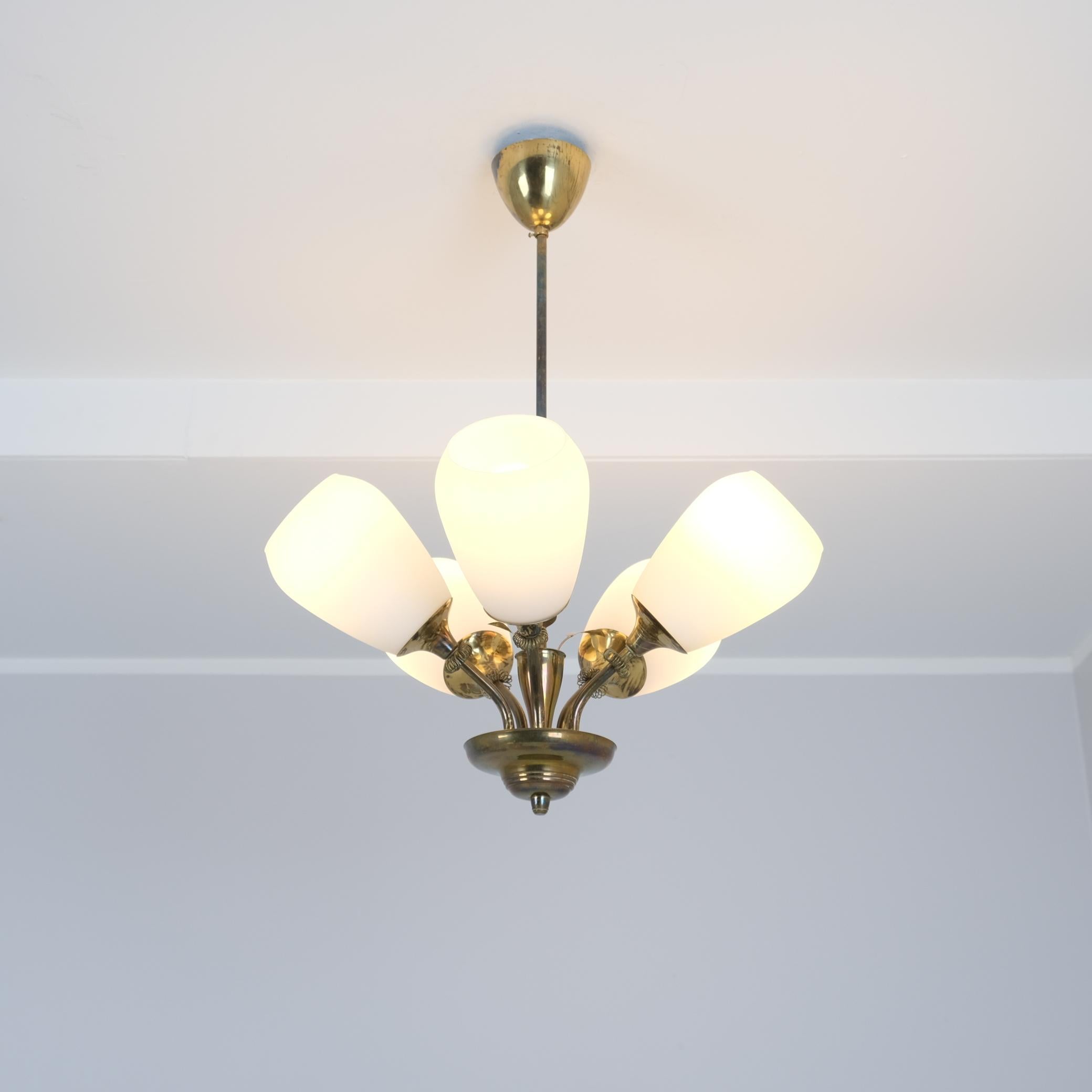 Scandinavo moderno Lampada di design finlandese di metà secolo Model 62-102/5, ottone e vetro, Stockmann, anni '50 in vendita