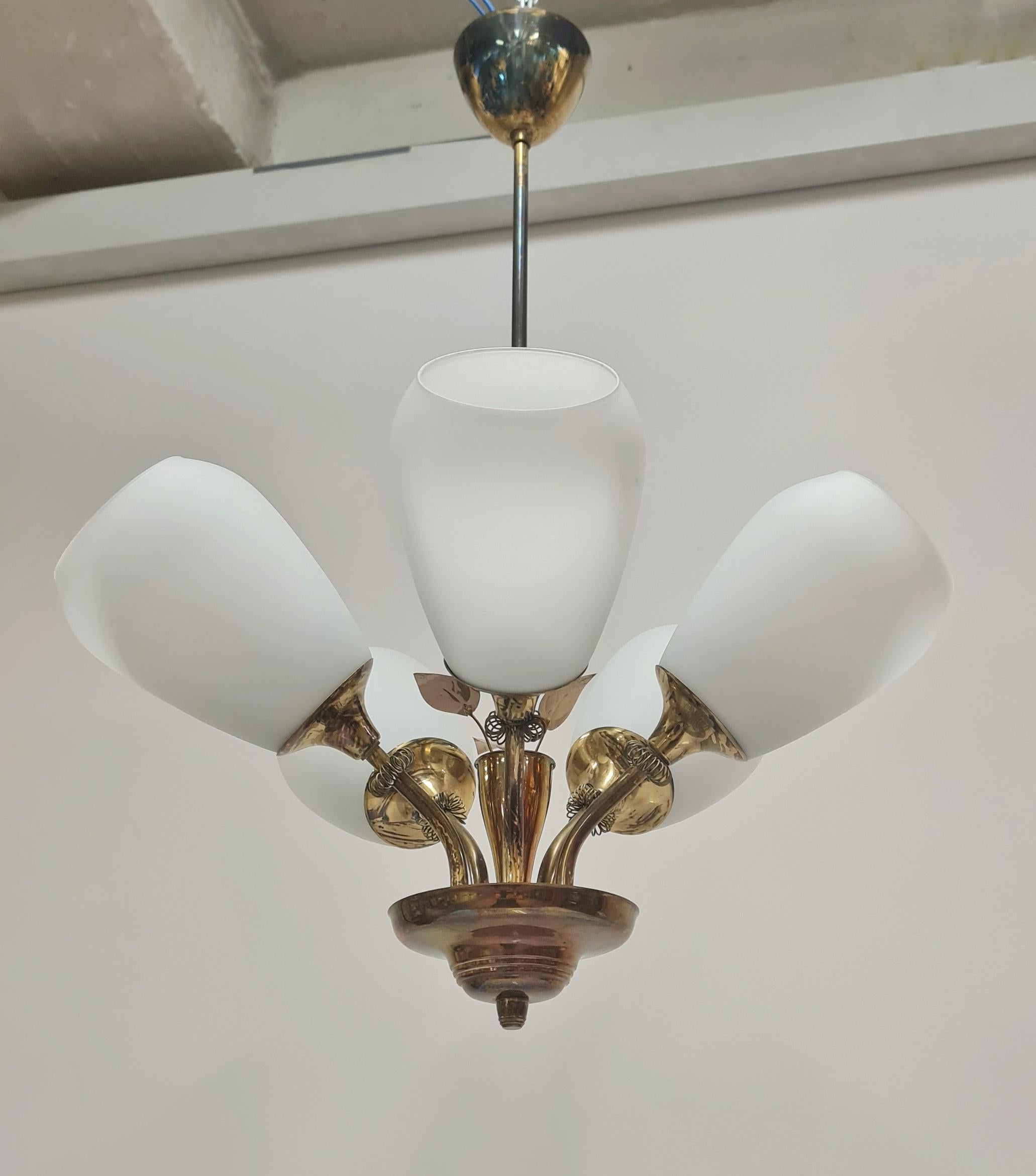 Lampada di design finlandese di metà secolo Model 62-102/5, ottone e vetro, Stockmann, anni '50 In condizioni buone in vendita a Helsinki, FI