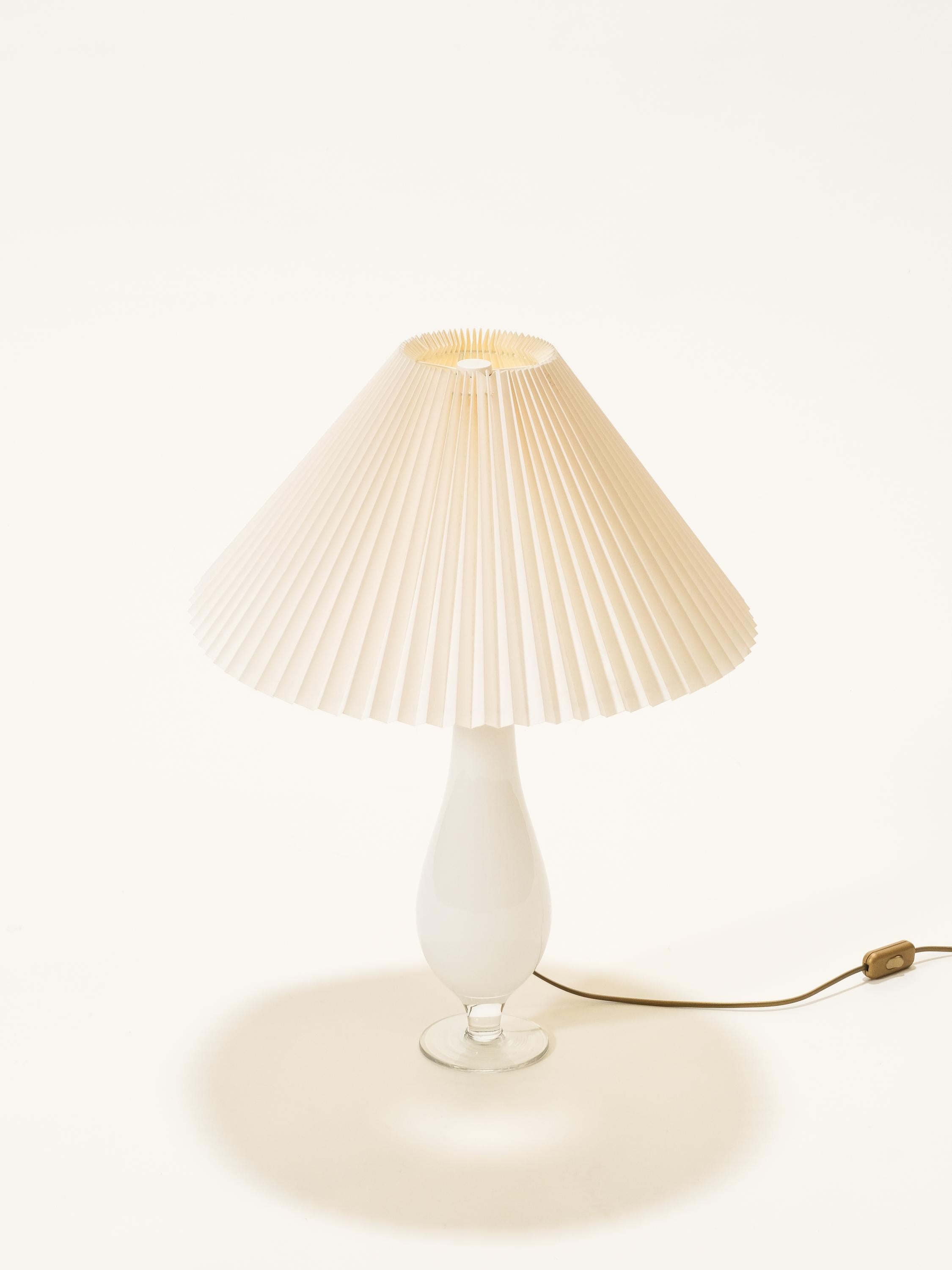 Scandinave moderne Lampe de table finlandaise en verre du milieu du siècle par Greta Lisa Jäderholm-Snellman en vente