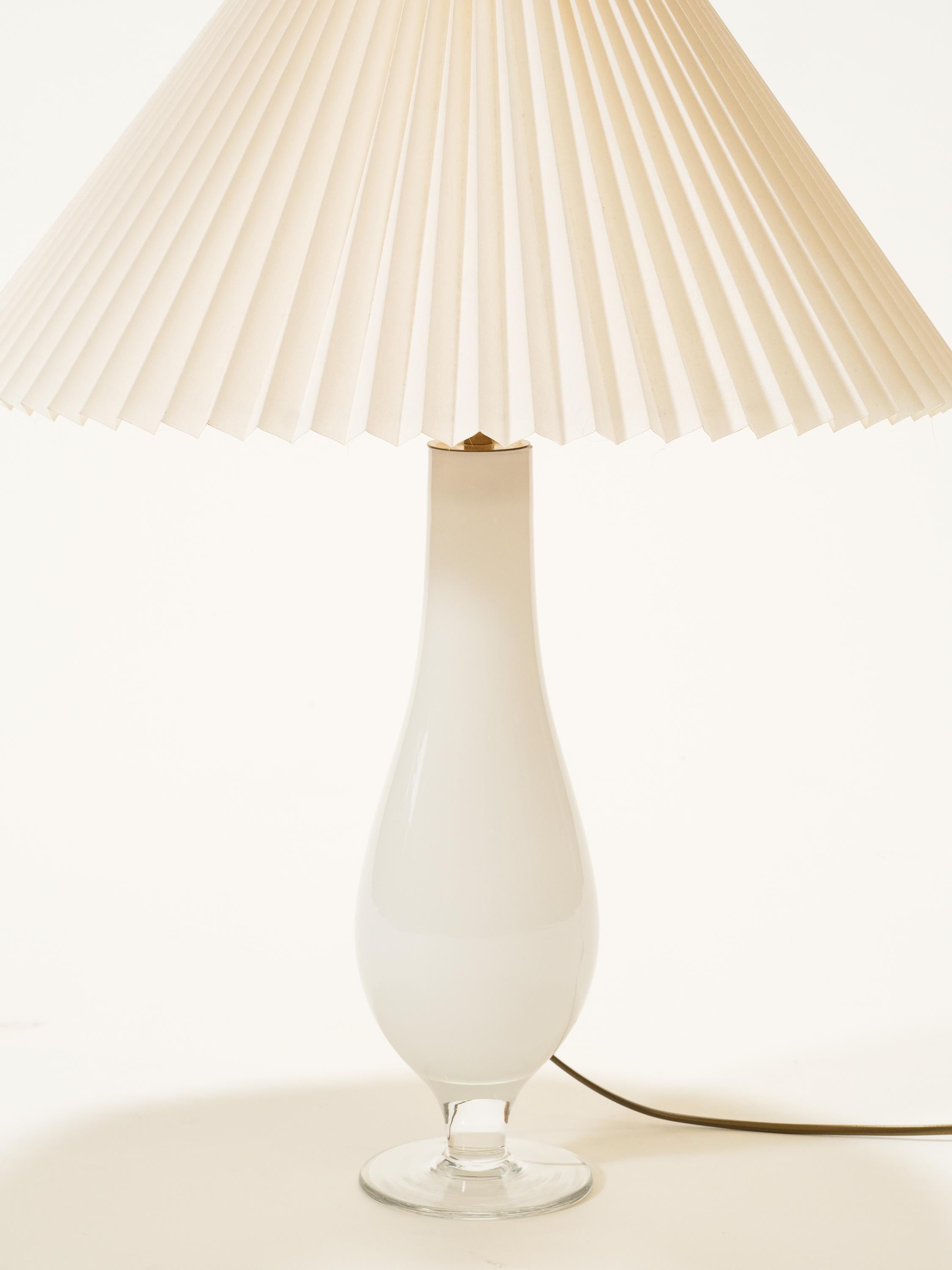 Finlandais Lampe de table finlandaise en verre du milieu du siècle par Greta Lisa Jäderholm-Snellman en vente