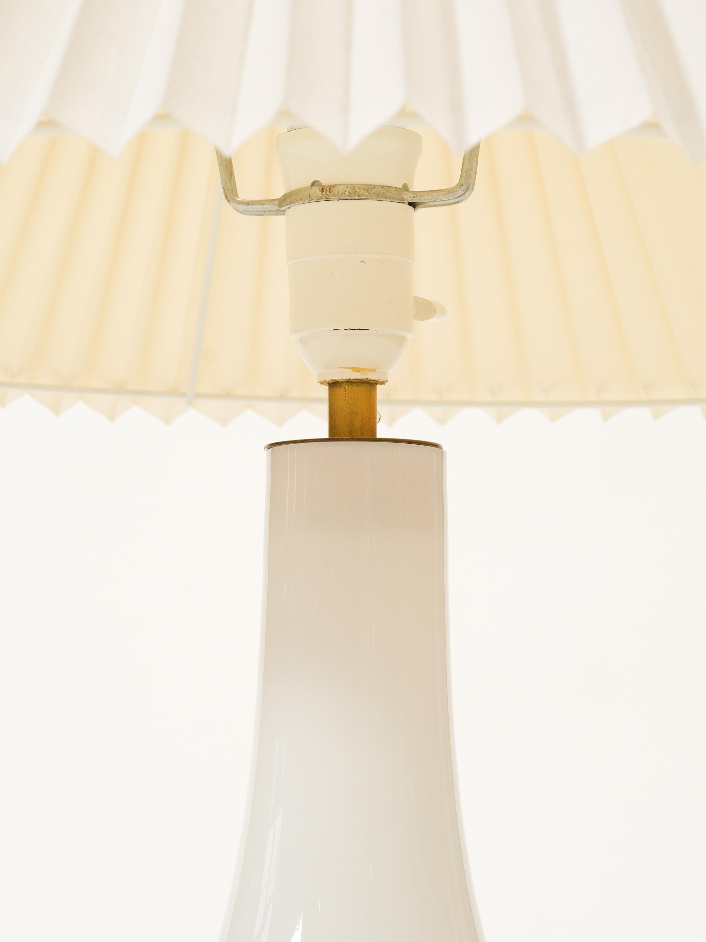 Verre Lampe de table finlandaise en verre du milieu du siècle par Greta Lisa Jäderholm-Snellman en vente