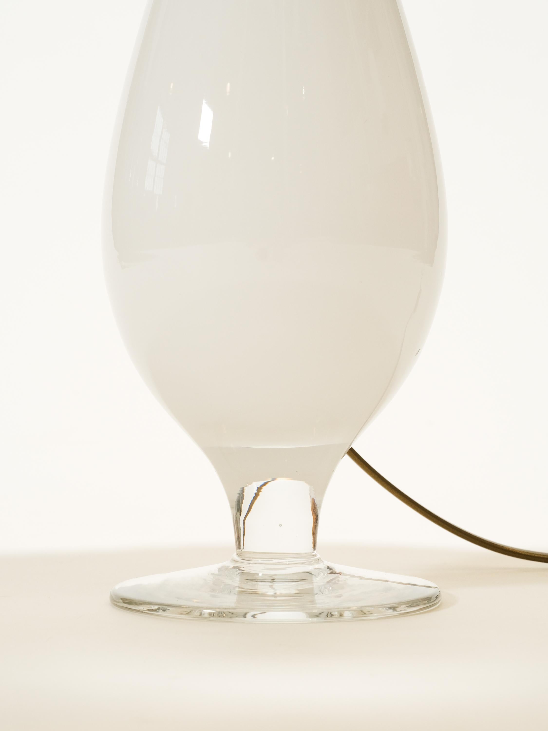 Lampe de table finlandaise en verre du milieu du siècle par Greta Lisa Jäderholm-Snellman en vente 1