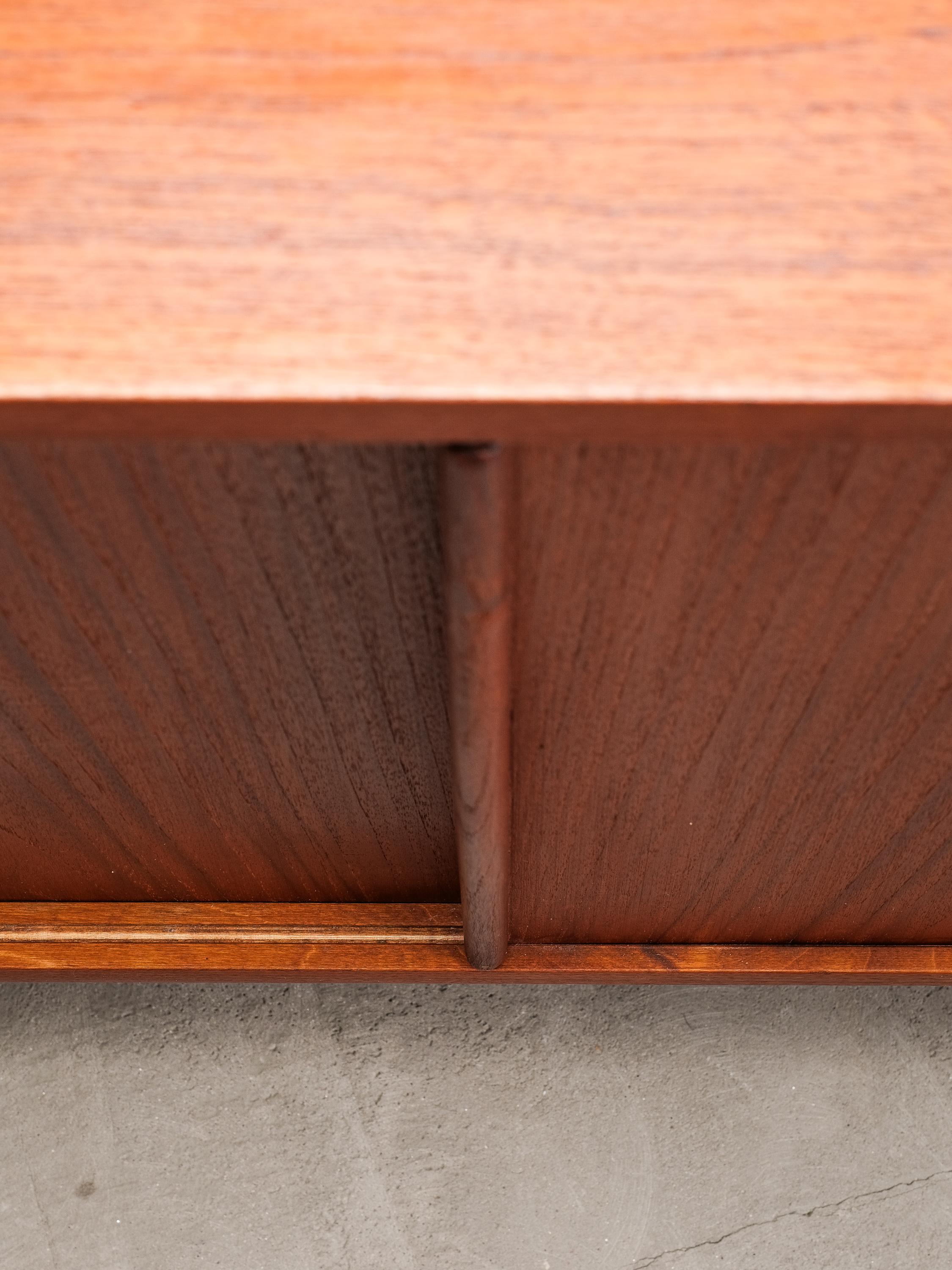 Credenza finlandese di metà secolo in teak con due ante scorrevoli di Ollie Borg per Asko in vendita 3
