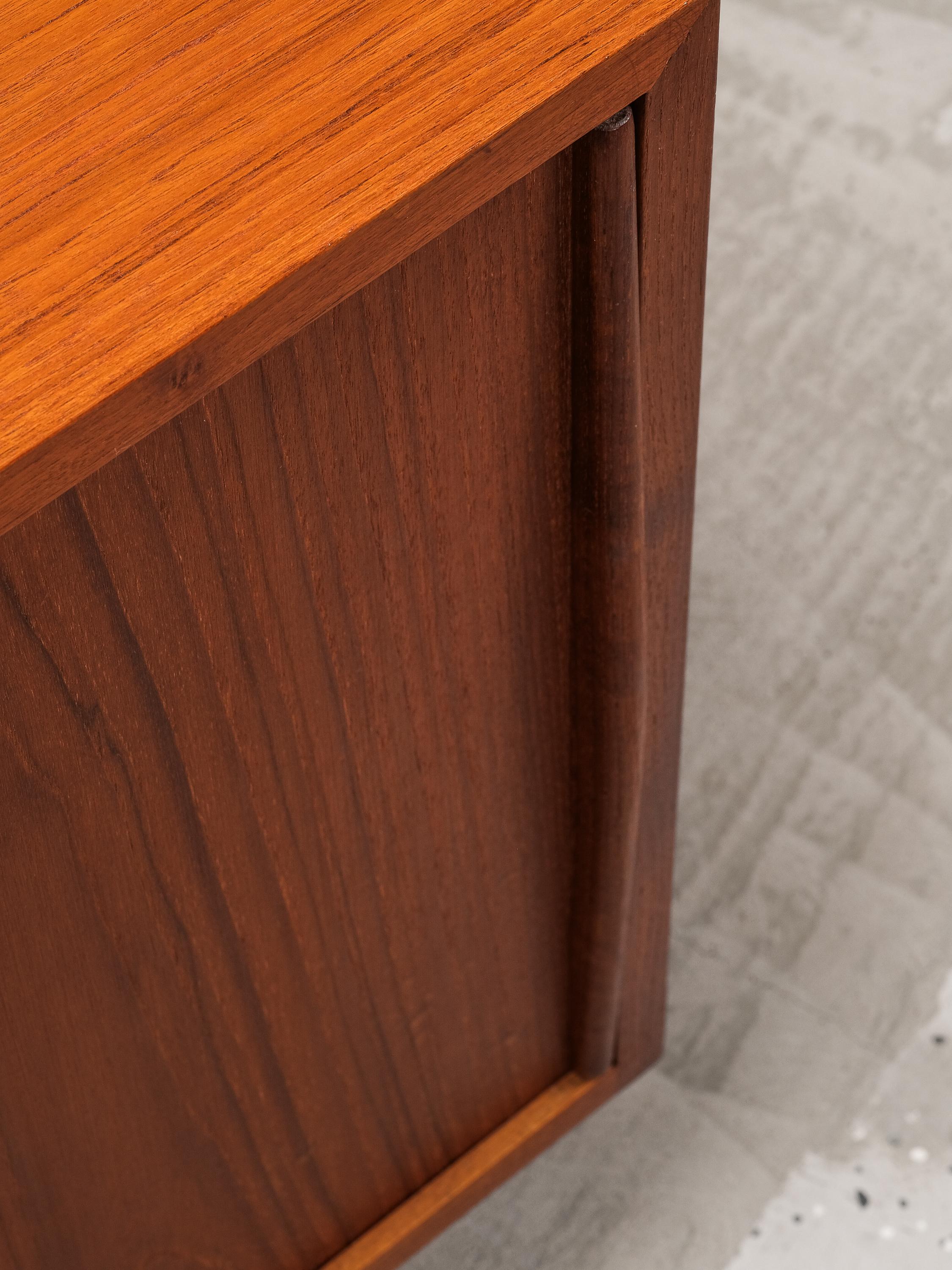 Credenza finlandese di metà secolo in teak con due ante scorrevoli di Ollie Borg per Asko in vendita 4