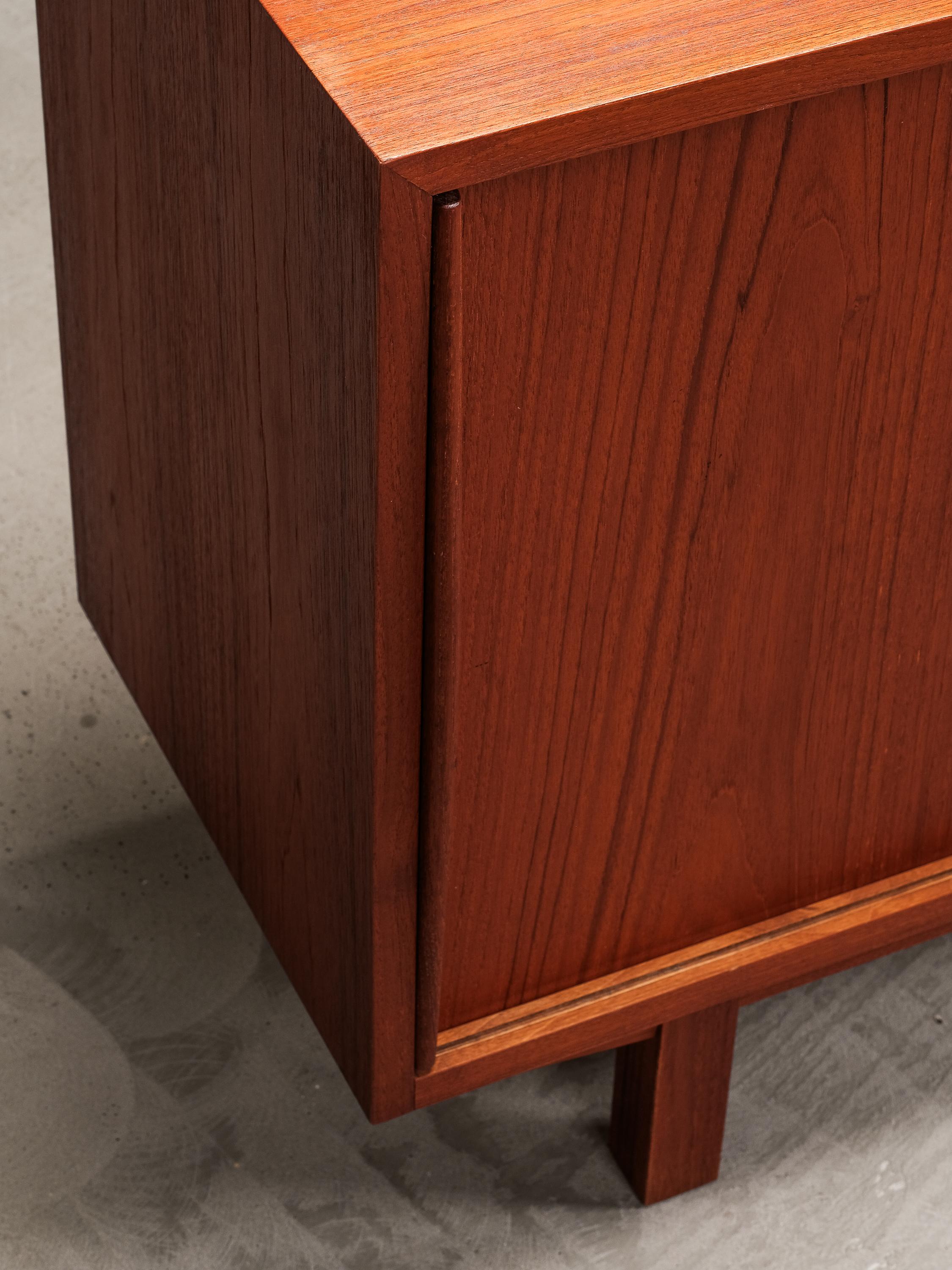 Finlandese Credenza finlandese di metà secolo in teak con due ante scorrevoli di Ollie Borg per Asko in vendita
