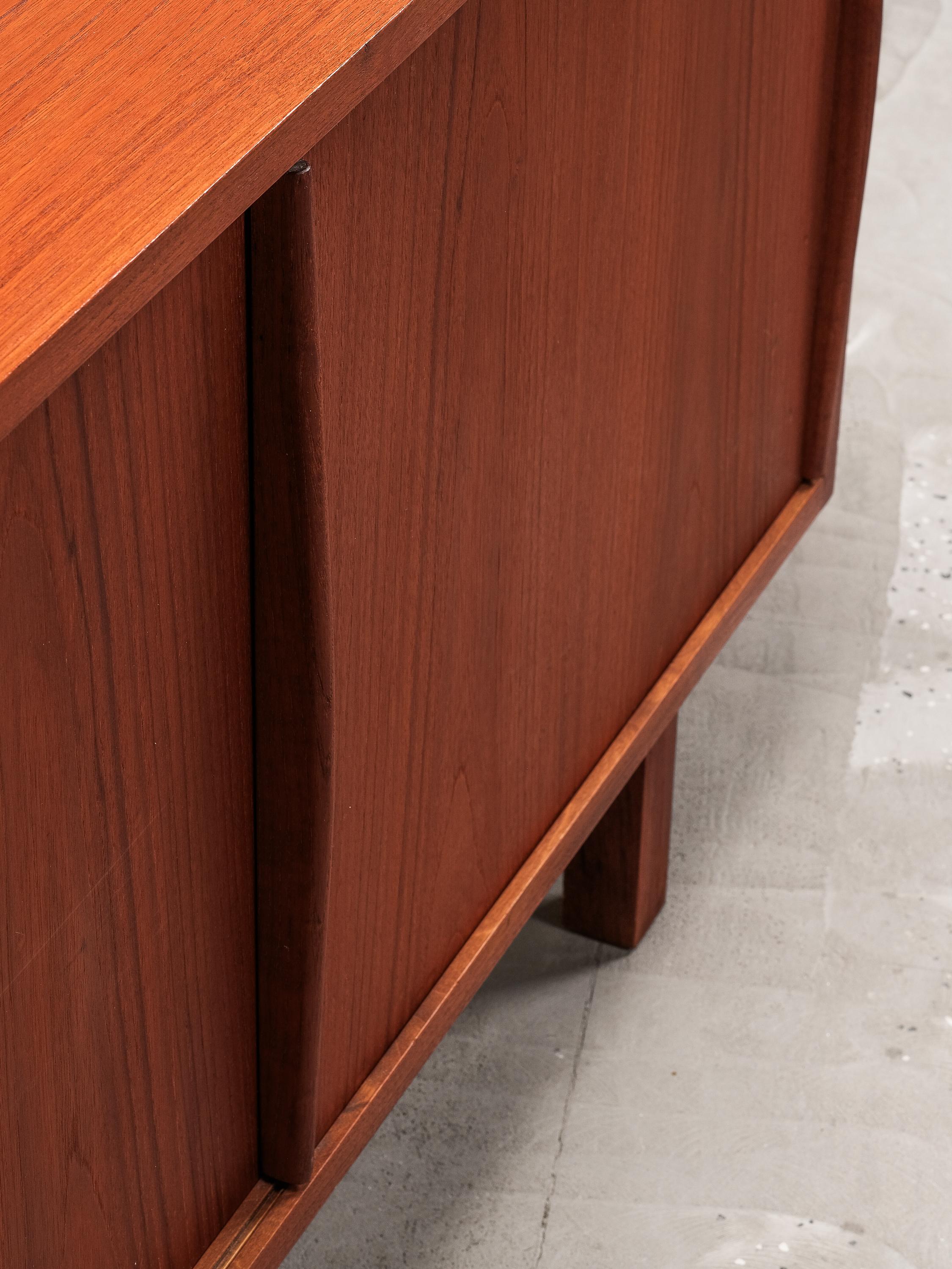 Credenza finlandese di metà secolo in teak con due ante scorrevoli di Ollie Borg per Asko In condizioni buone in vendita a Karis, Nyland