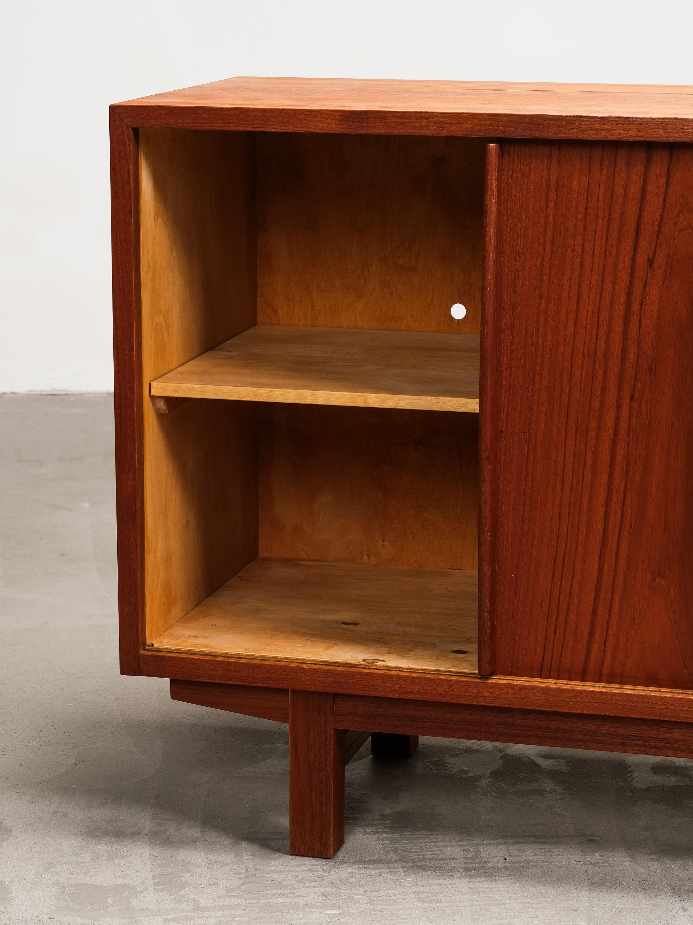 Metà XX secolo Credenza finlandese di metà secolo in teak con due ante scorrevoli di Ollie Borg per Asko in vendita