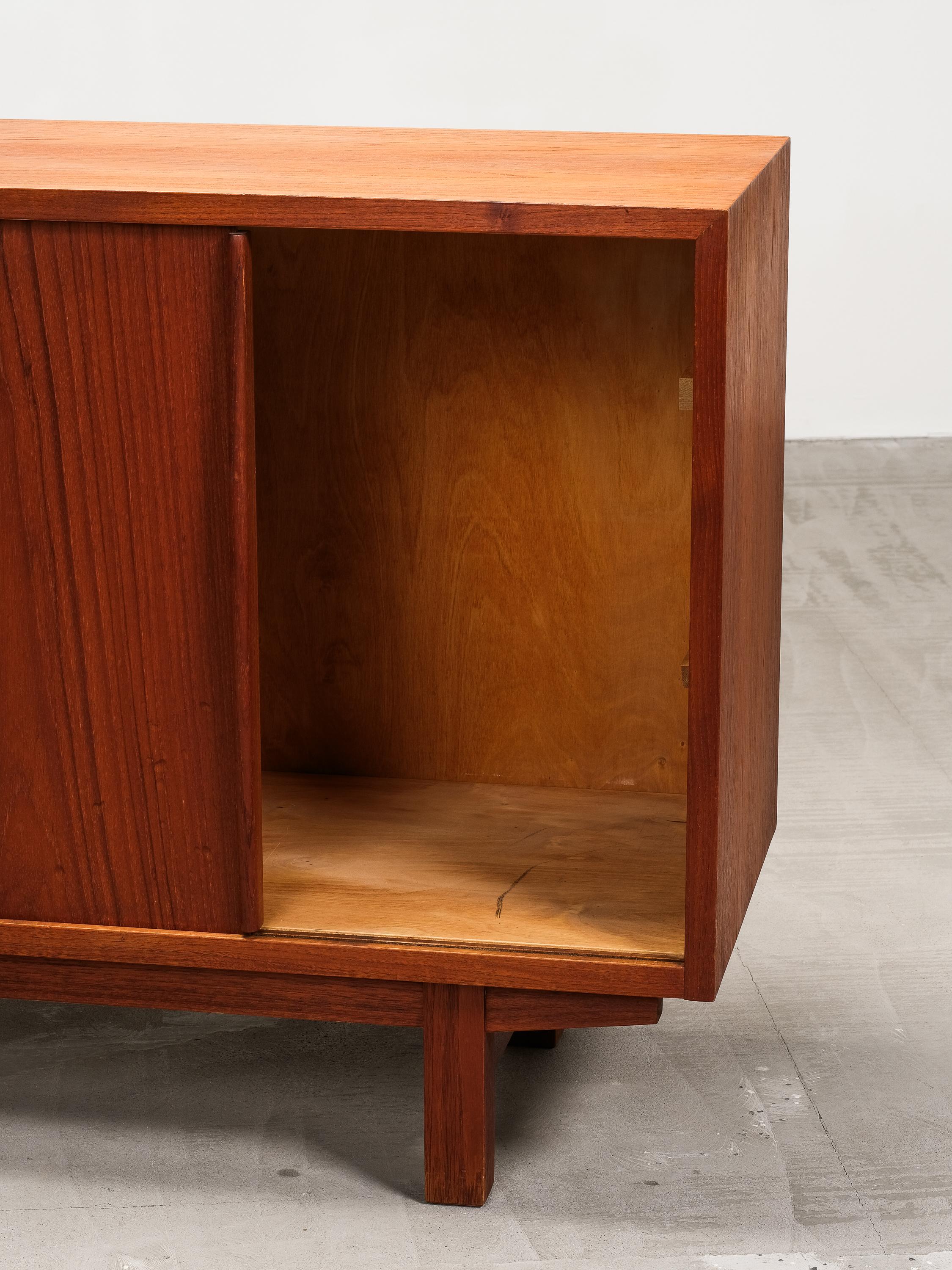 Teak Credenza finlandese di metà secolo in teak con due ante scorrevoli di Ollie Borg per Asko in vendita