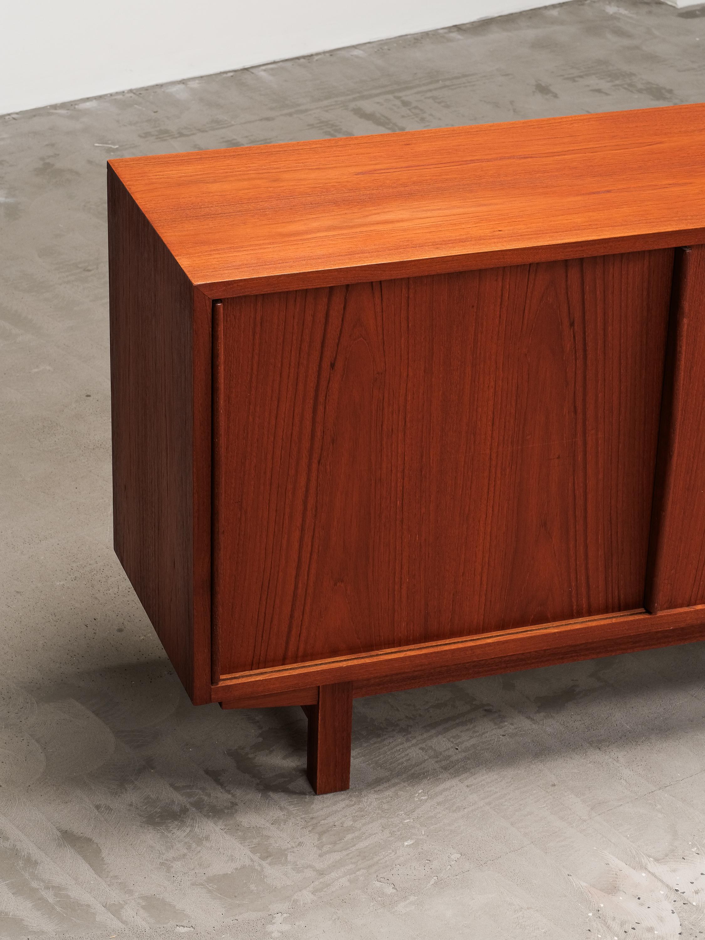 Credenza finlandese di metà secolo in teak con due ante scorrevoli di Ollie Borg per Asko in vendita 1