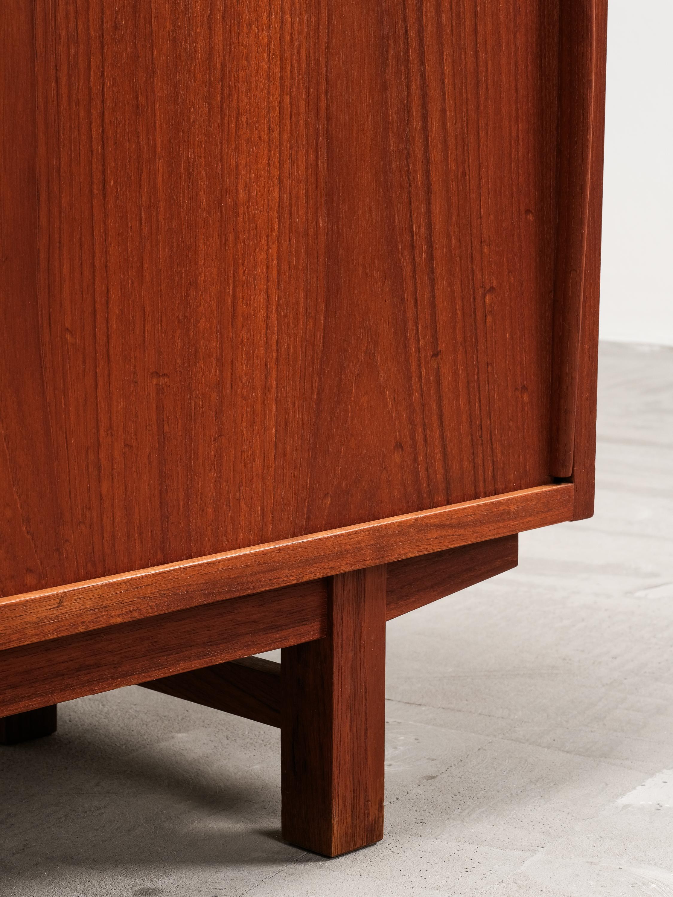 Credenza finlandese di metà secolo in teak con due ante scorrevoli di Ollie Borg per Asko in vendita 2