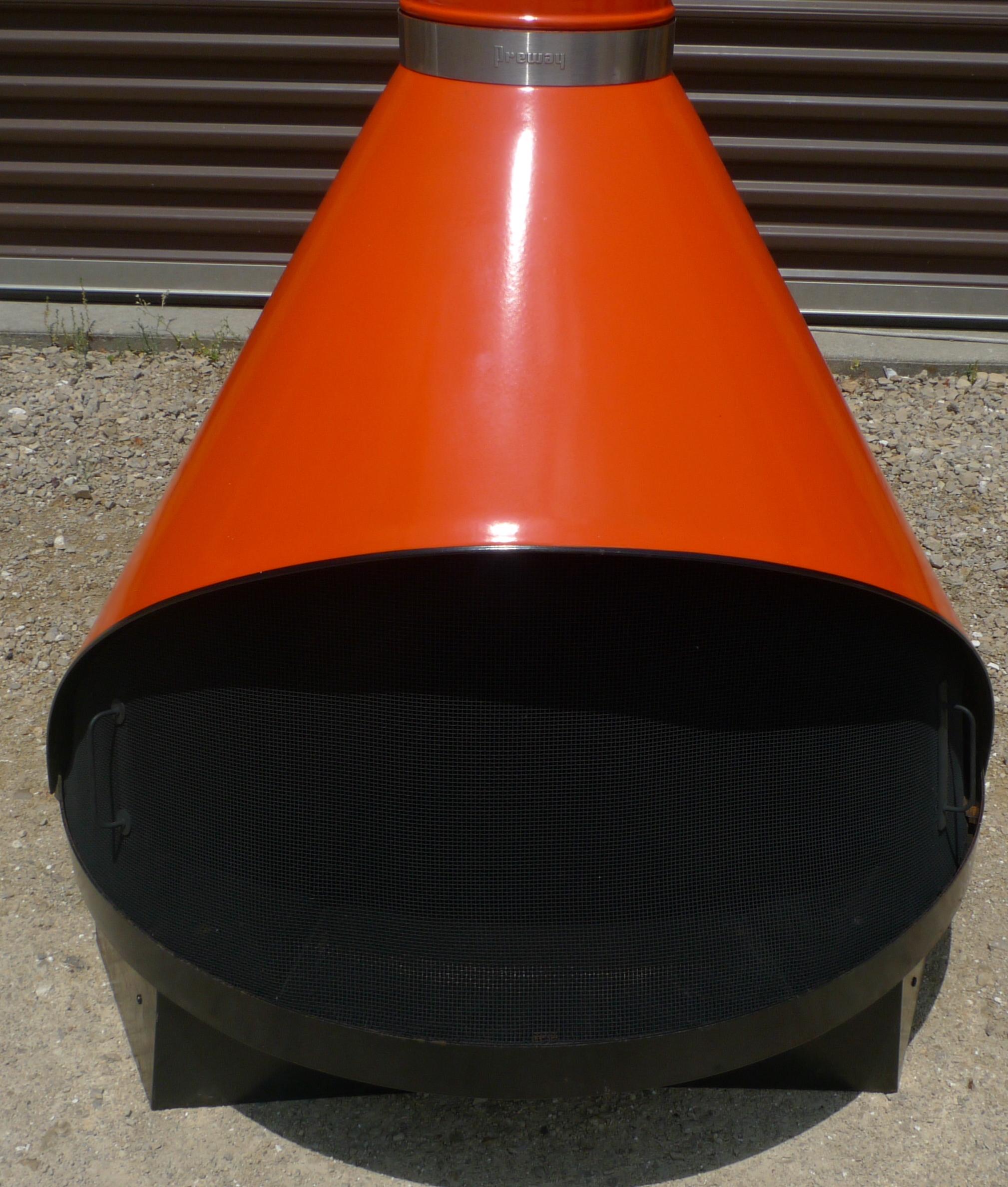 Freistehender, zeitgenössischer Kamin aus der Mitte des Jahrhunderts von Preway Mfg. Entworfen für die Verbrennung von Holz oder Gas, im Haus oder im Freien. Bight Red Glanz Farbe mit Ofenrohr ausreichend zu erreichen 9 Fuß. Wurde gründlich auf