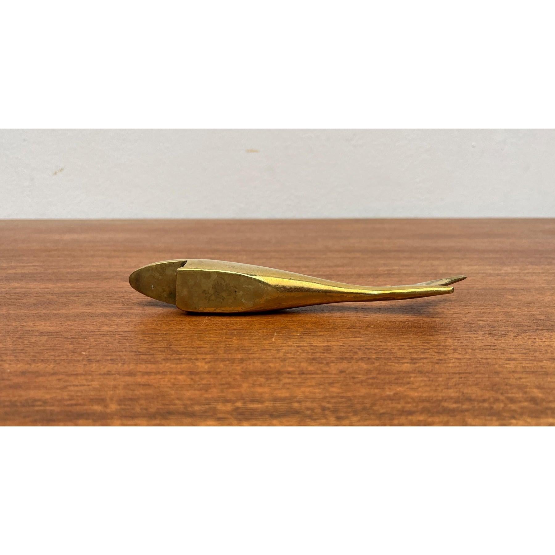 Ouvre-bouteille en laiton en forme de poisson du milieu du siècle 1960 en vente 6