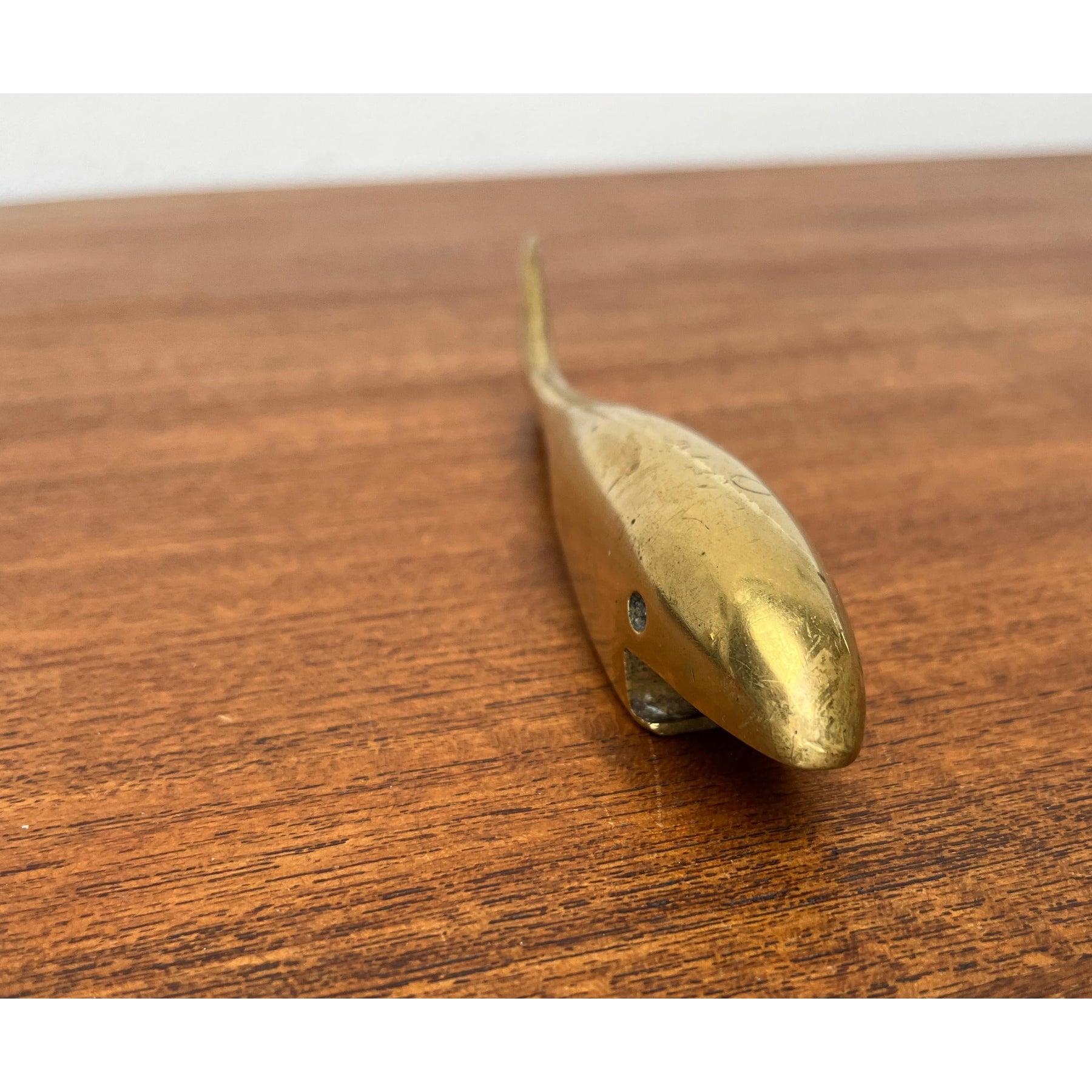 Mid-Century Modern Ouvre-bouteille en laiton en forme de poisson du milieu du siècle 1960 en vente