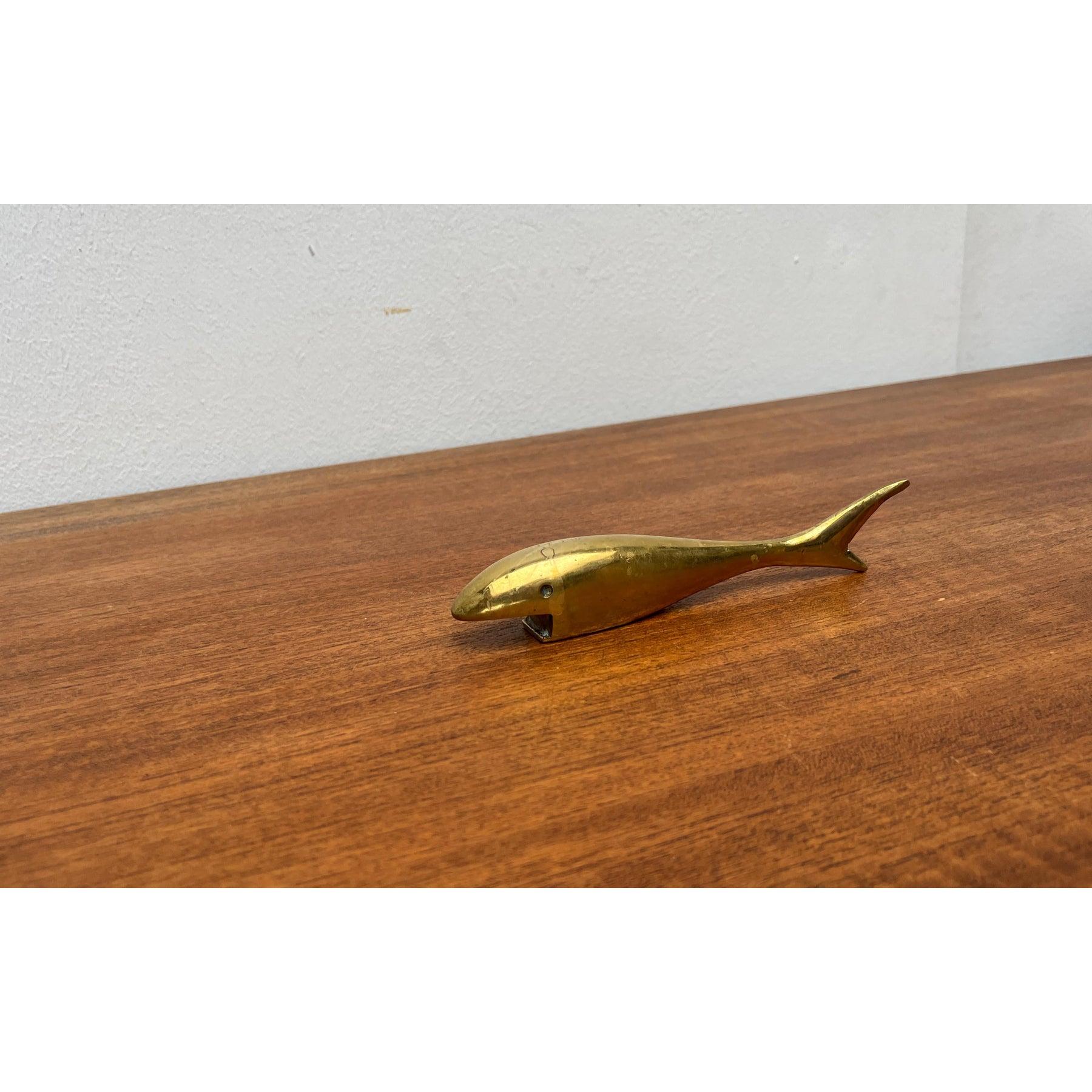Ouvre-bouteille en laiton en forme de poisson du milieu du siècle 1960 Excellent état - En vente à Hamburg, DE