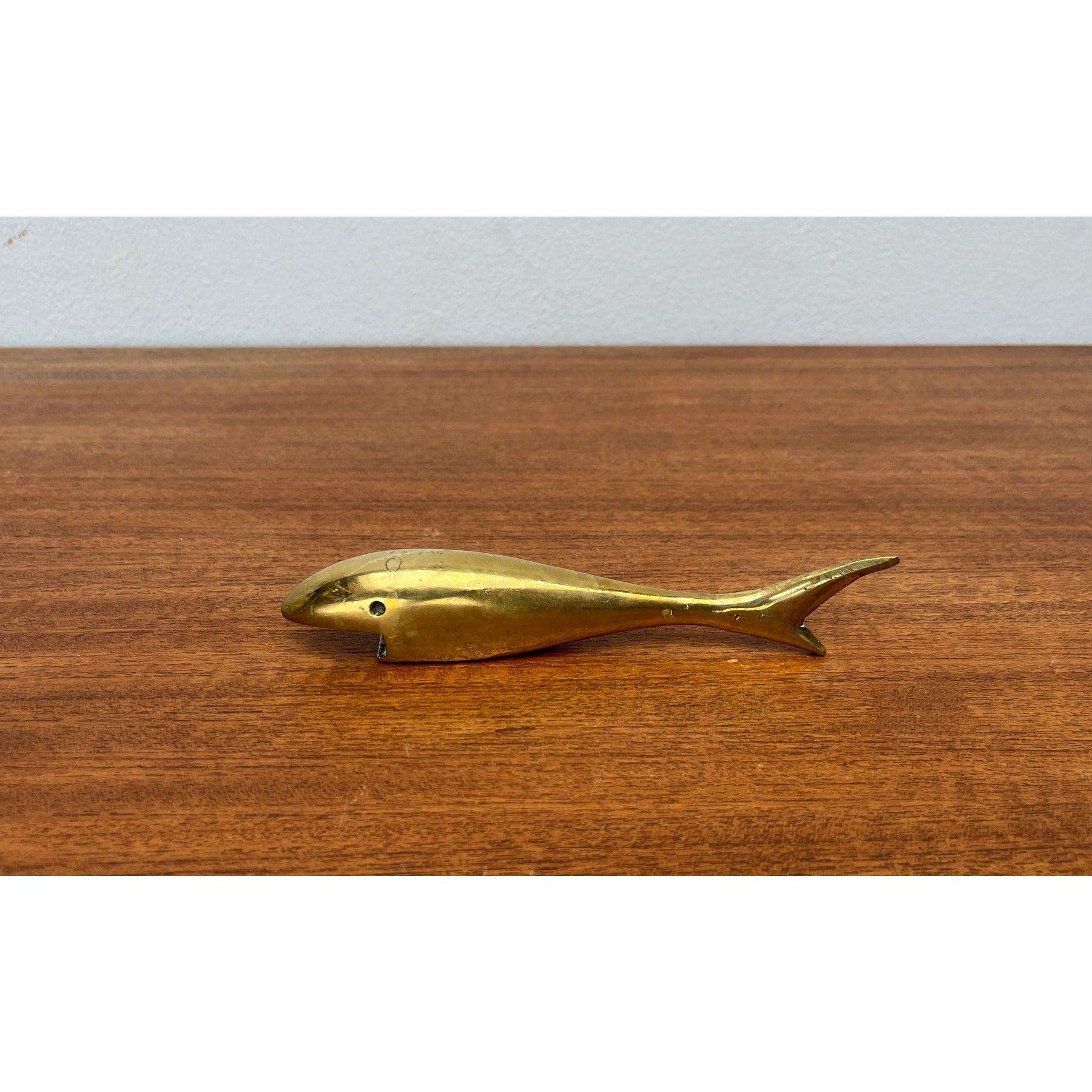 20ième siècle Ouvre-bouteille en laiton en forme de poisson du milieu du siècle 1960 en vente