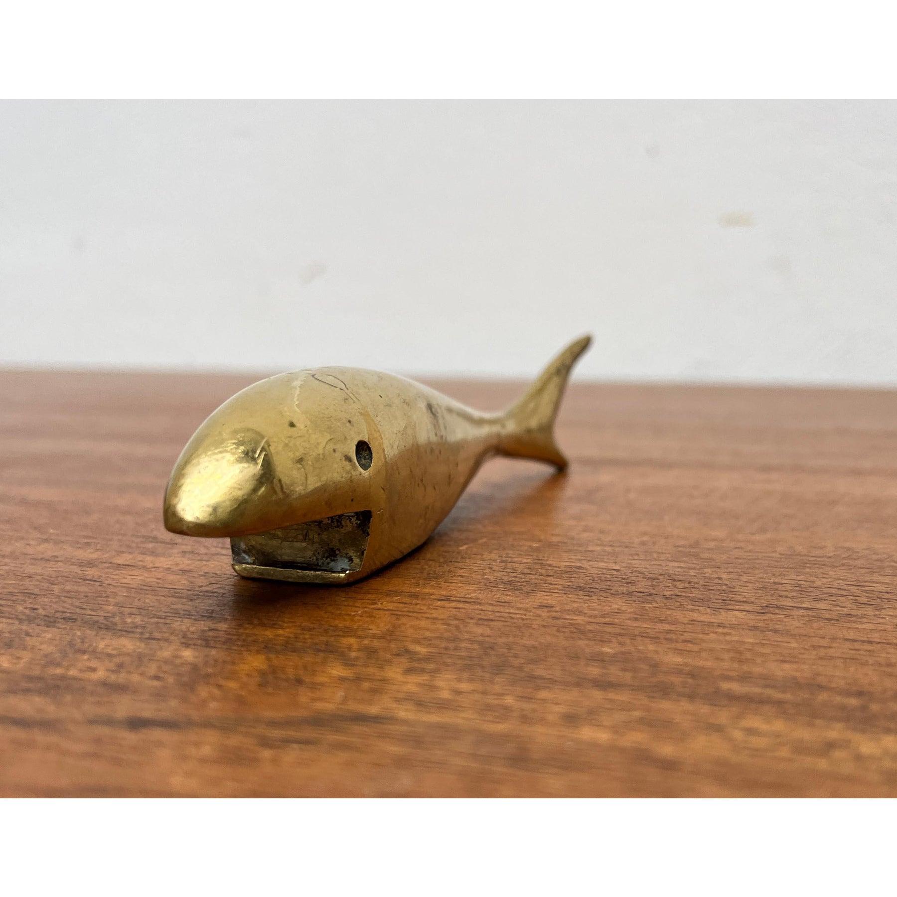 Métal Ouvre-bouteille en laiton en forme de poisson du milieu du siècle 1960 en vente