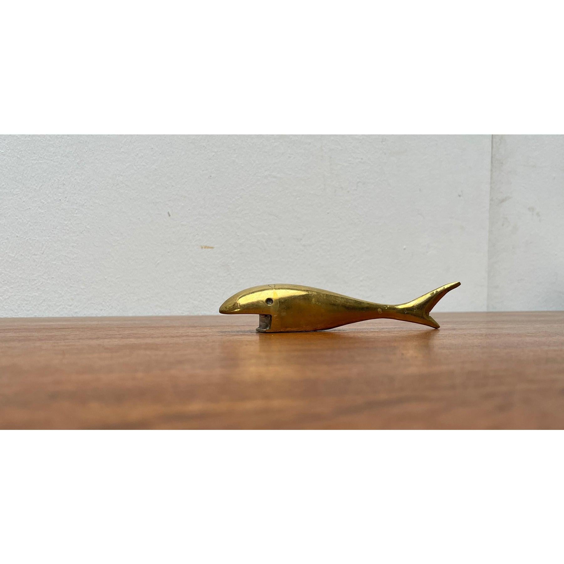 Ouvre-bouteille en laiton en forme de poisson du milieu du siècle 1960 en vente 2