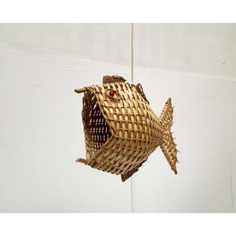 Fish pendant lamp made of wicker.

A wonderfully playful design. A lamp with character, literally. The wicker body of the lamp forms a fish body with its mouth wide open. Inside is an e27 socket. The light comes out directly through the mouth of the
