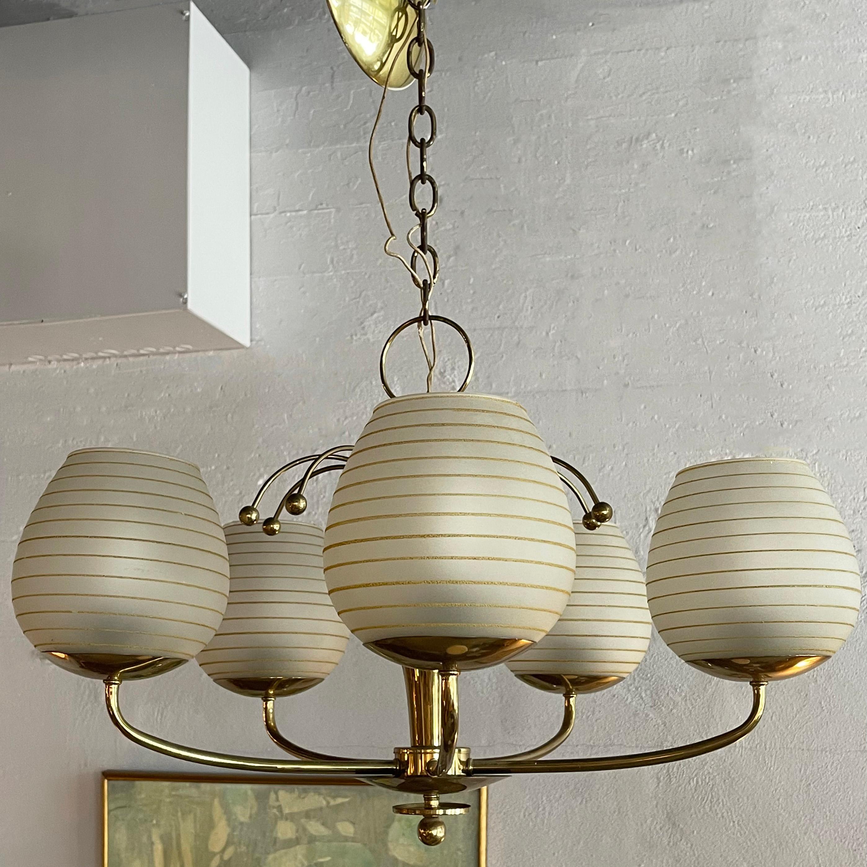 Mid-Century moderno Lampadario a cinque bracci in ottone e vetro di metà secolo in vendita