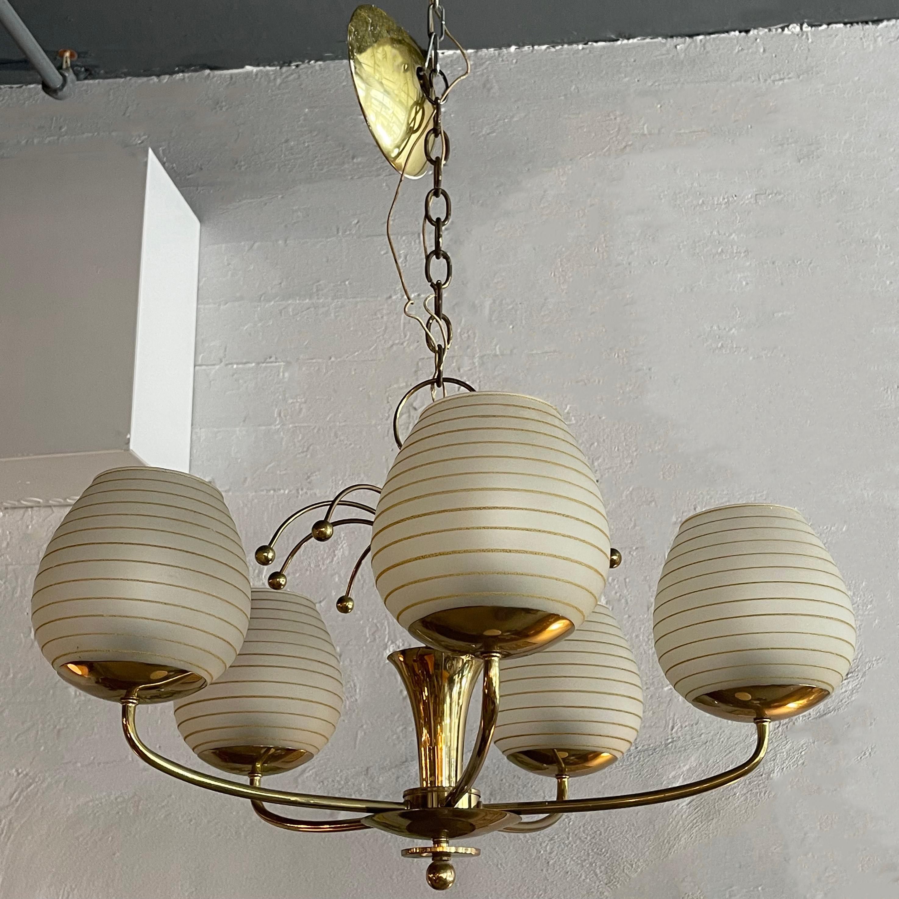 Americano Lampadario a cinque bracci in ottone e vetro di metà secolo in vendita