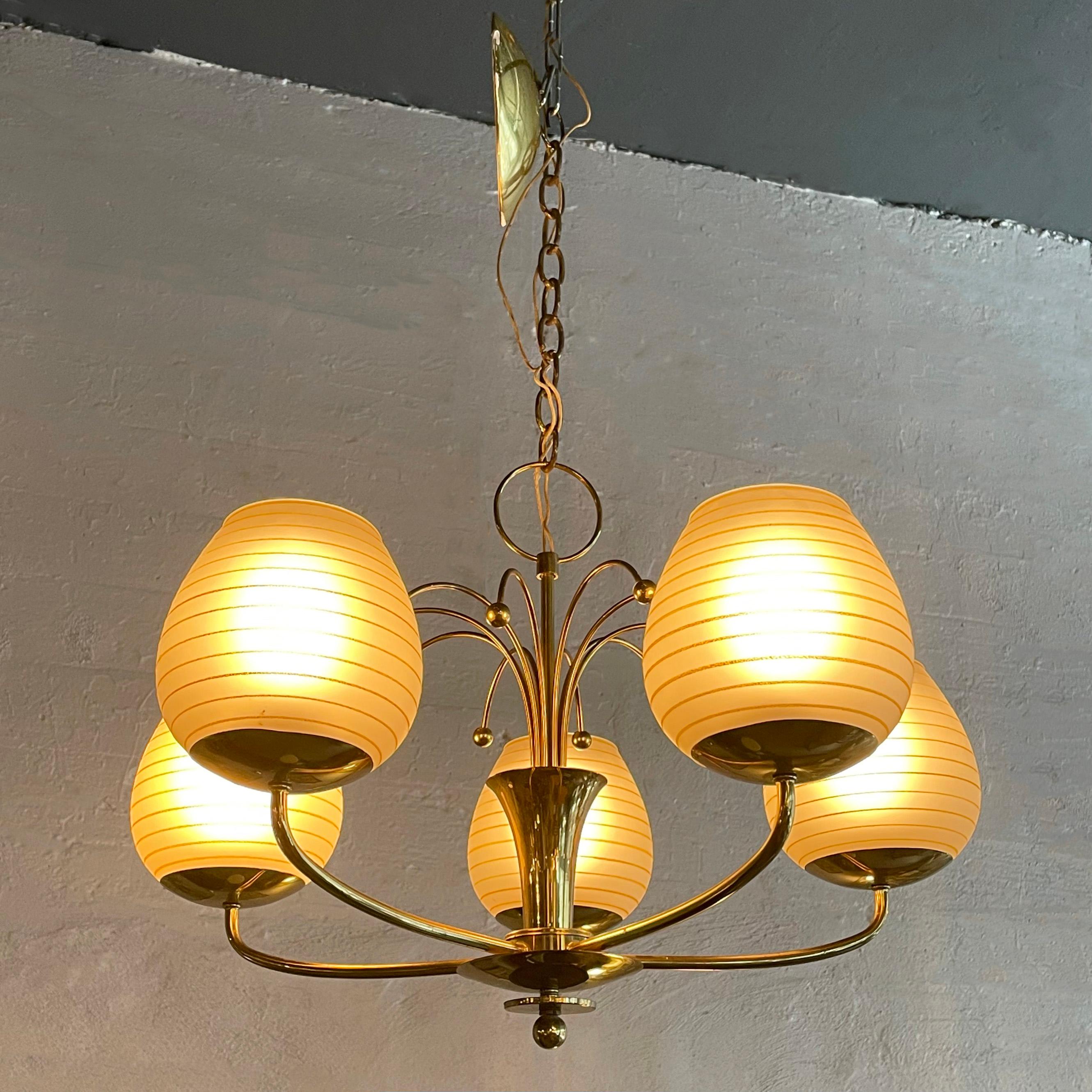 Lampadario a cinque bracci in ottone e vetro di metà secolo In condizioni buone in vendita a Brooklyn, NY