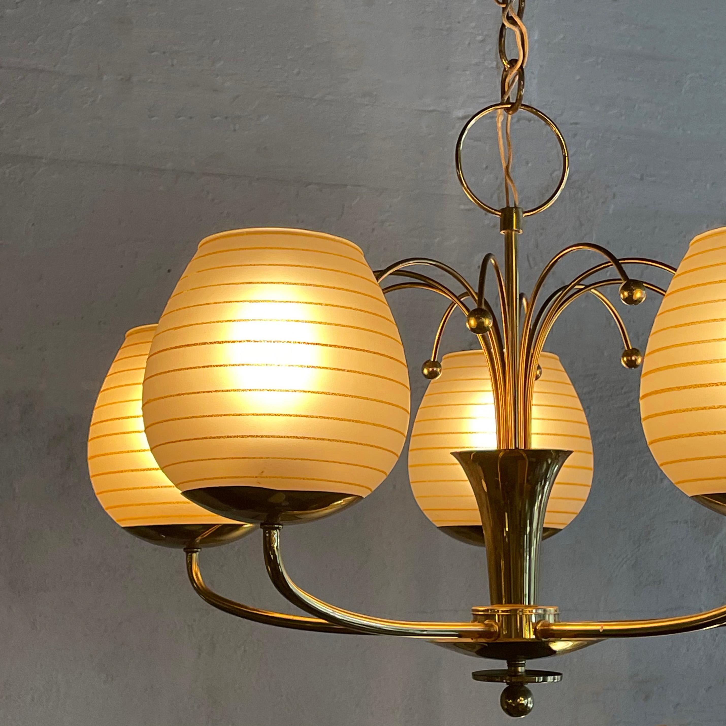 XX secolo Lampadario a cinque bracci in ottone e vetro di metà secolo in vendita