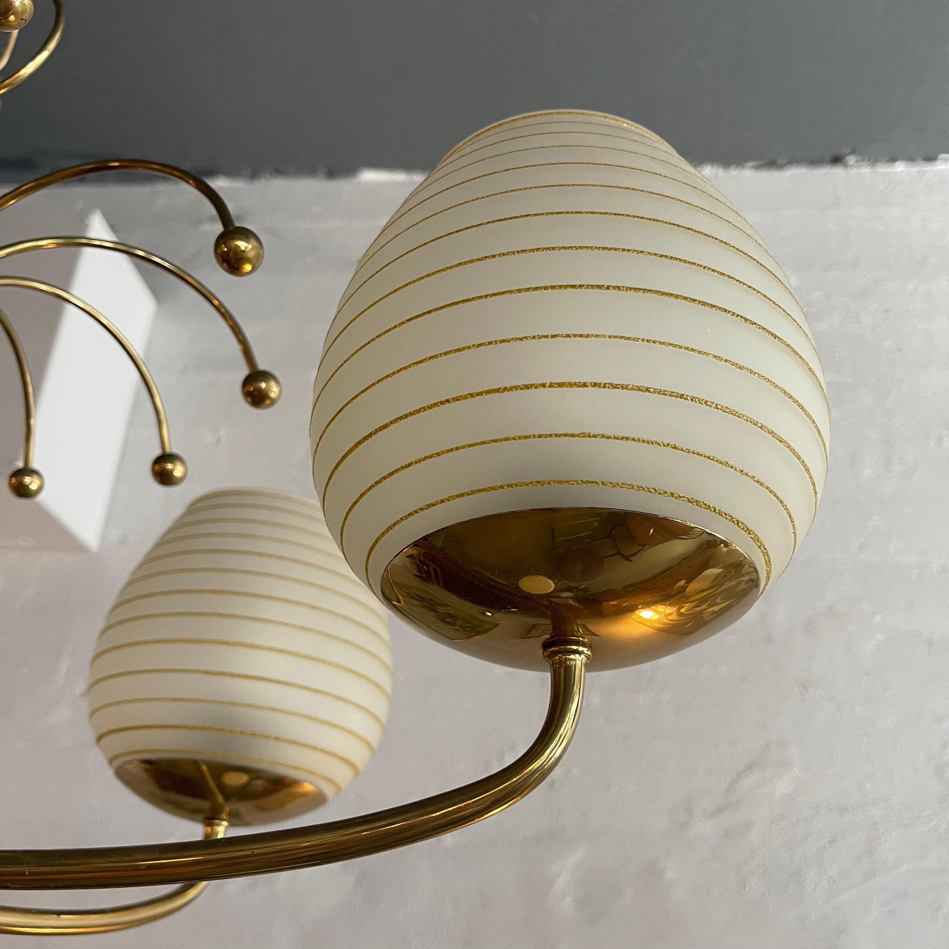 Ottone Lampadario a cinque bracci in ottone e vetro di metà secolo in vendita