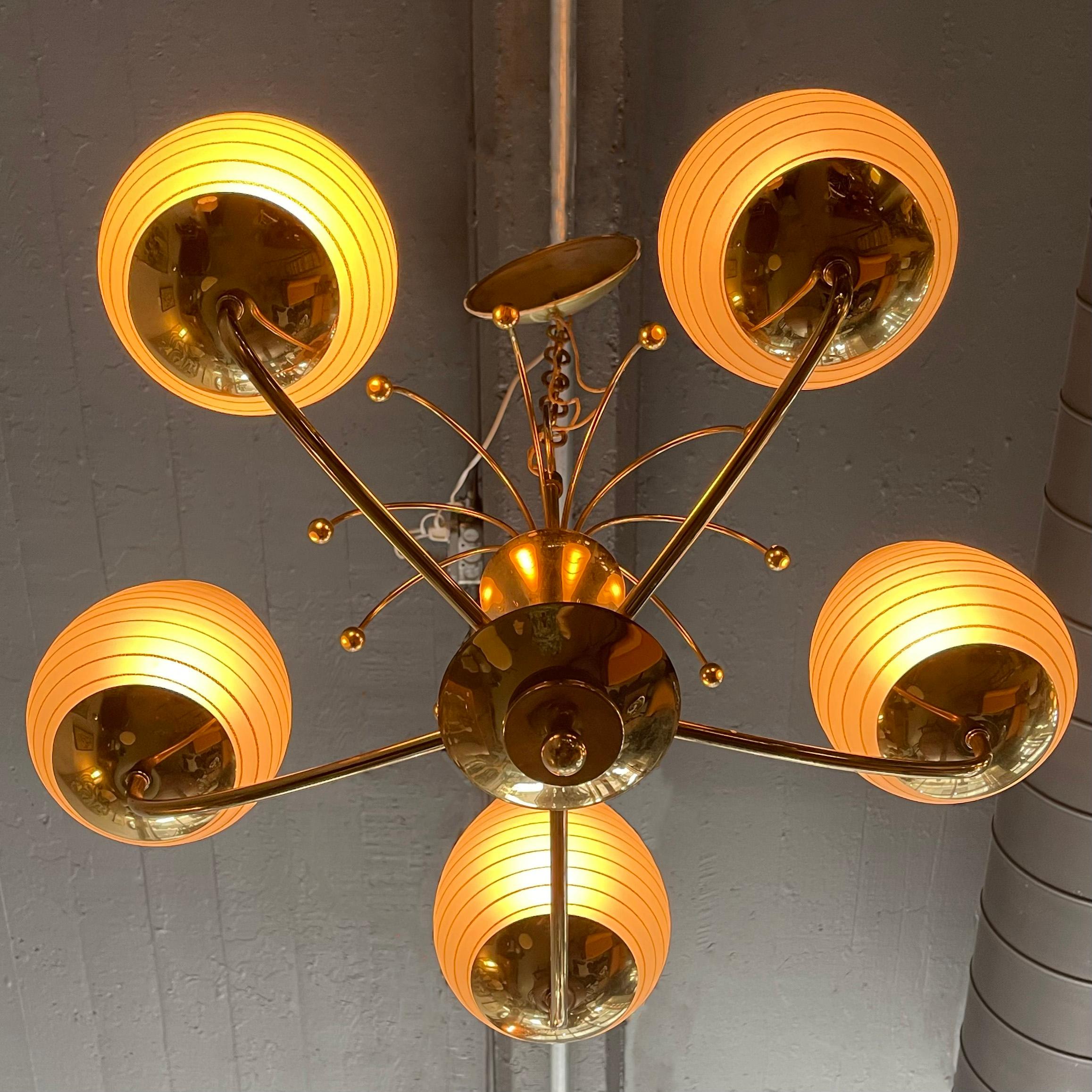 Lampadario a cinque bracci in ottone e vetro di metà secolo in vendita 1