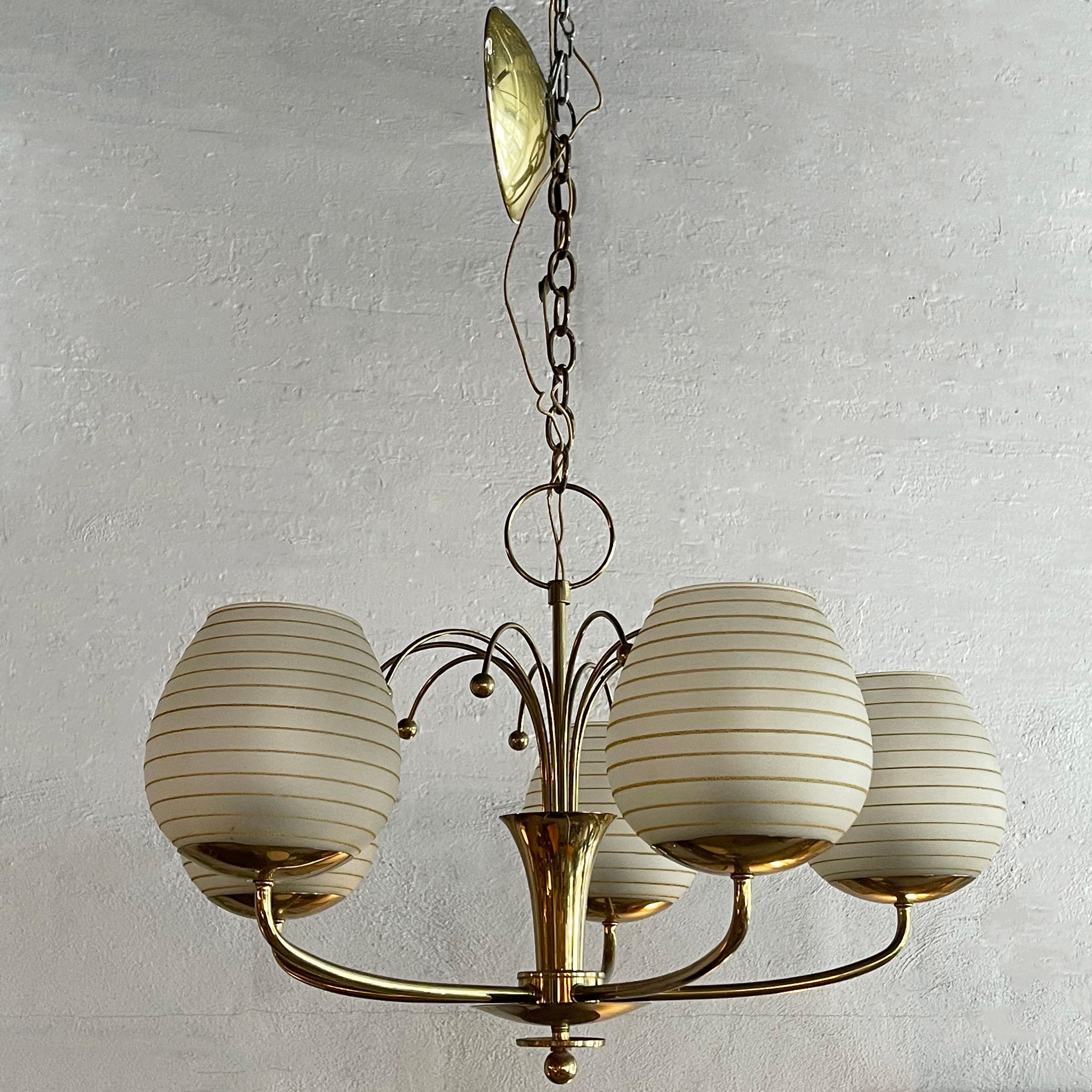 Lampadario a cinque bracci in ottone e vetro di metà secolo in vendita 2