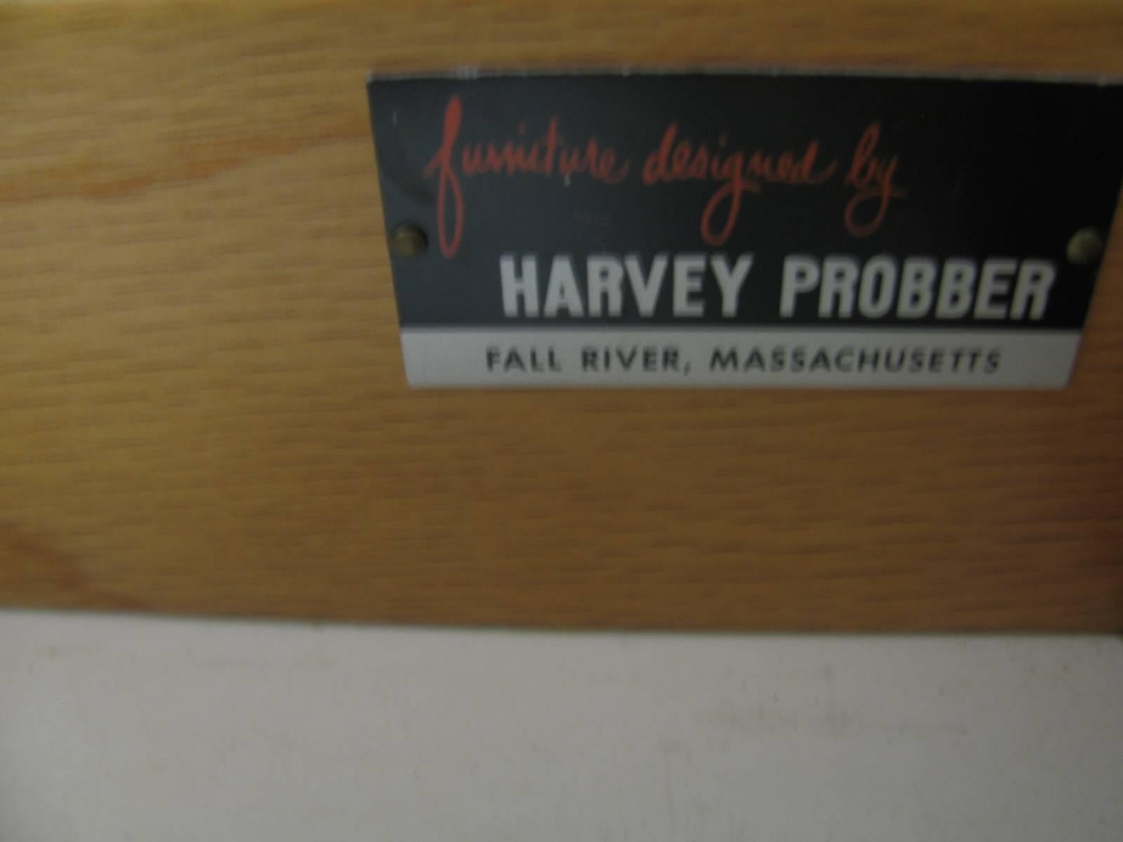 Cómoda moderna de mediados de siglo de 5 cajones y 2 puertas con latón de cuero Harvey Probber en venta 2