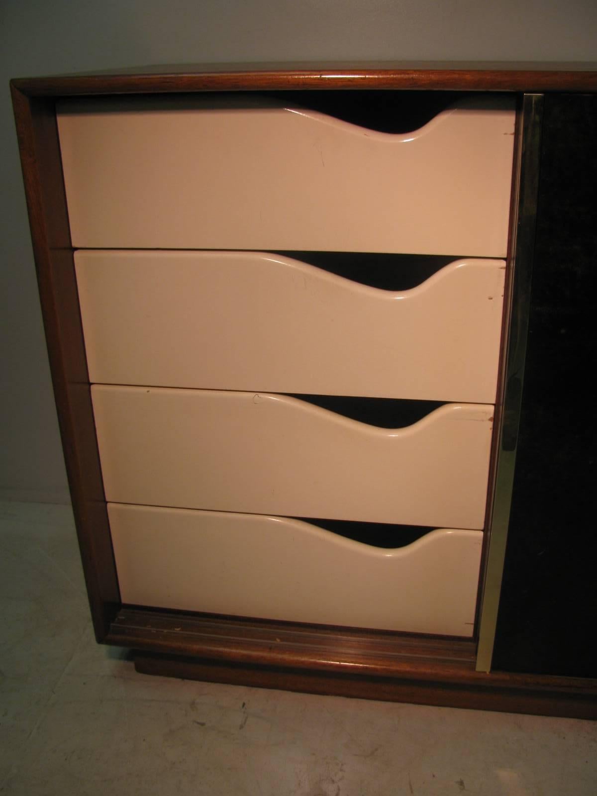 Harvey Probber commode moderne mi-siècle à 5 tiroirs et 2 portes avec cuir et laiton en vente 4