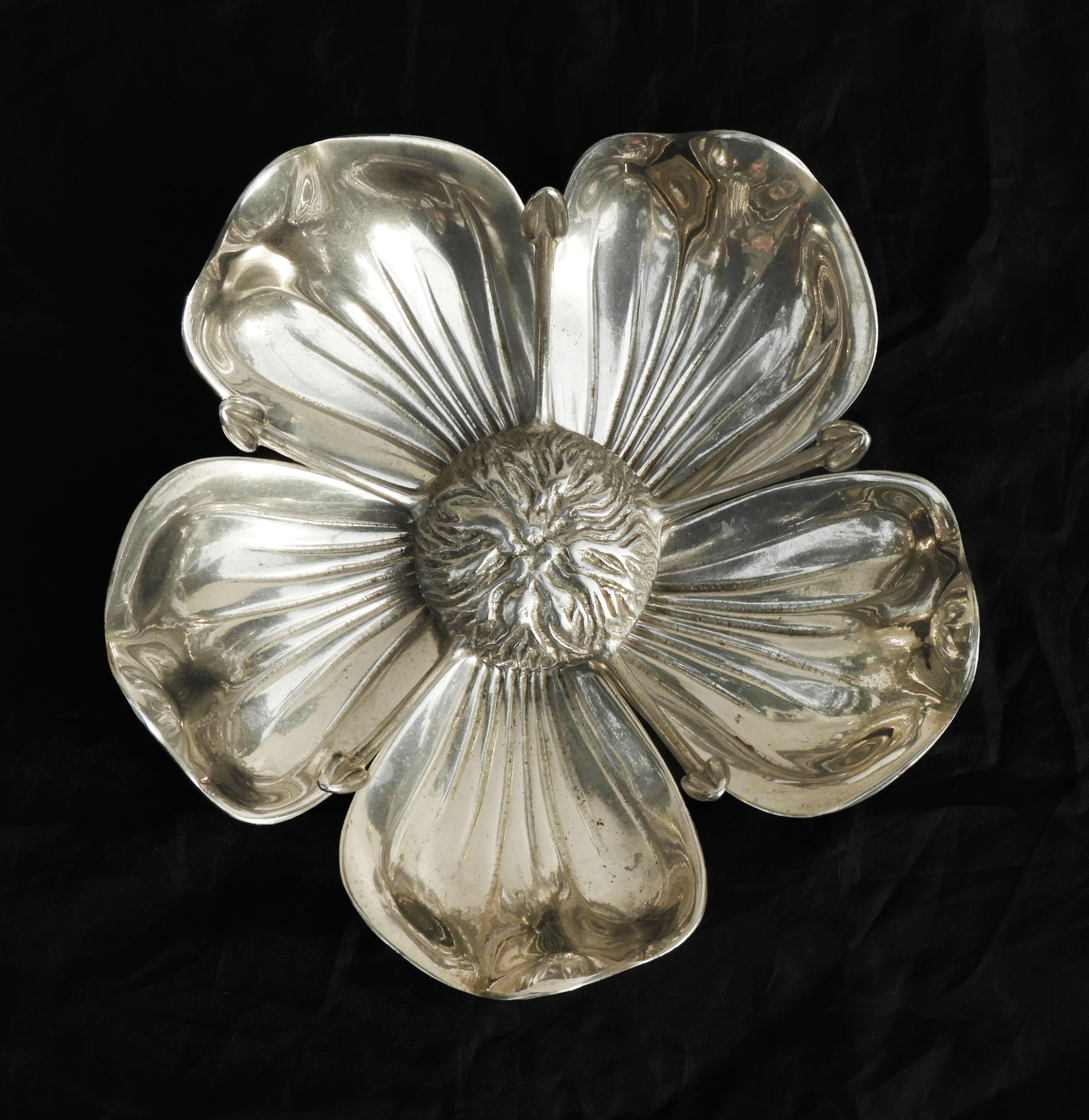 Fabulous Gucci style floral ashtray C1960s Italy.  Beautifully sculptured and cleverly designed piece that sheds its petals to become five individual ashtrays.  A gorgeous addition to any cocktail table or drinks trolley that will work equally well