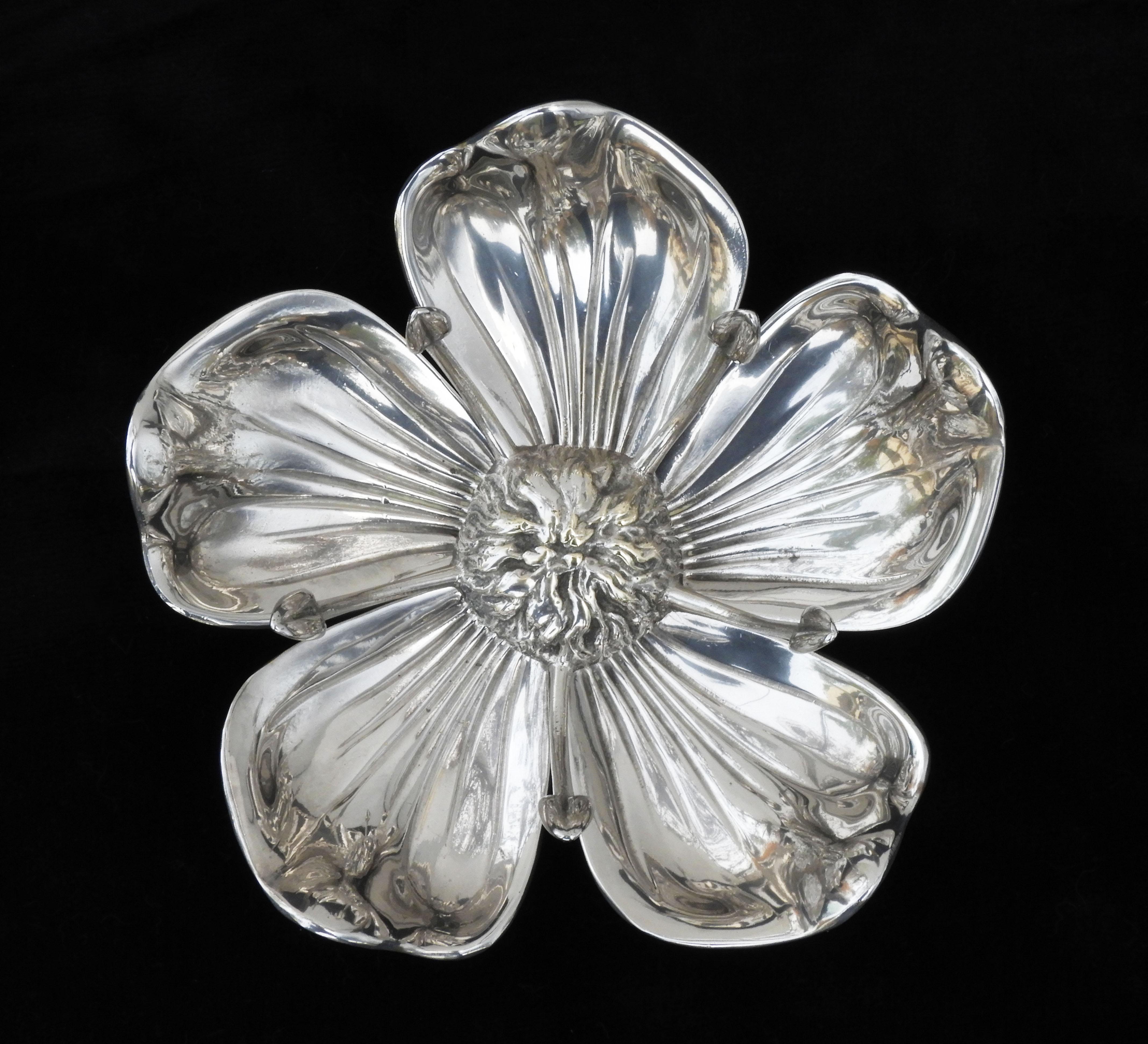 Fabuleux cendrier floral de style Gucci C1960s Italie.  Pièce magnifiquement sculptée et intelligemment conçue qui perd ses pétales pour devenir cinq cendriers individuels.  Un ajout magnifique à toute table à cocktail ou chariot à boissons qui